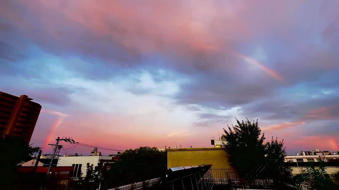 唐津裕美のインスタグラム：「5:25am。 お弁当作り終わって屋上へ。 今朝は朝焼けを見るには雲が多いなーと思って振り返ったら、 一瞬だけ西の空におっきな虹🌈が！！ 友達とLINEしながらお互いリアルタイムに同じ空を見てた。 さあ、今日もがんばろー✨✨✨✨  #truck西の空  #truck東の空  #いくつになっても🌈みたらうれしいな #trucknest #虹」