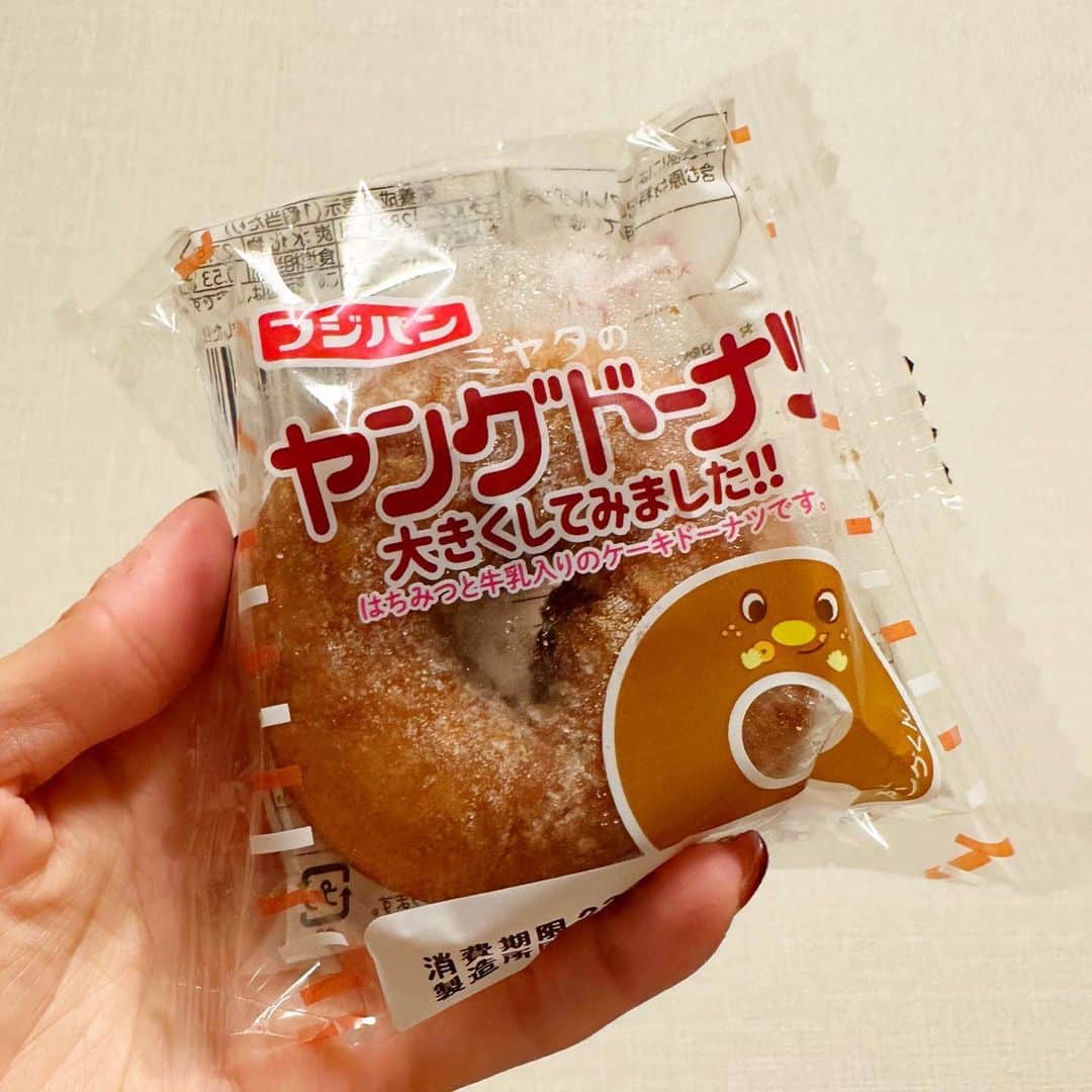 とぎもちさんのインスタグラム写真 - (とぎもちInstagram)「. 【日本 🇯🇵 일본】  ヤングドーナツ 大きくしてみました！！  買ってみた 😍  あの駄菓子屋で人気の ヤングドーナツの特大版😍🍩  ほんとにあれがそのまんま大きくなった味で すごく好き！！  大量買いしちゃった😂💓  #ヤングドーナツ大きくしてみました #ヤングドーナツ #コンビニ #ドーナツ #日本 #일본 #とぎもちヤングドーナツ大きくしてみました #とぎもちヤングドーナツ #とぎもちドーナツ #とぎもちパン」8月31日 6時37分 - togistagram