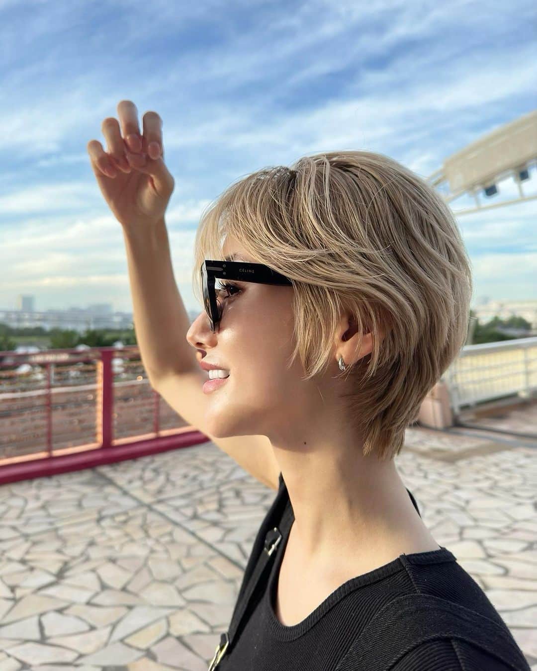 &mのインスタグラム：「わたしは18歳くらいの頃に金属アレルギーを発症していて、シルバーやメッキ、ステンレスは身につけて10分くらいで患部に熱をもちはじめ、ポツポツと湿疹が出現して痒くなり爛れてくるのだけど😶‍🌫️  なのでアクセサリー選びは結構限られる。  だけれど、こんな画期的なものがあるなんて知らなかった🤡  医療用器具に使われる最上級の316Lステンレスを使用していて、このサージカルステンレスで作られたアクセサリーなら、夏場に1日中身につけていても痒くならなかった🤍  錆やキズにも強いみたいで、お風呂や温泉で着用したままでも問題ないらしい😳  す、すご🕊️🕊️🕊️  #cene  #316lサージカルネックレス #316lサージカルピアス #ドロップピアス #セネ  #金属アレルギー対応  #pr」