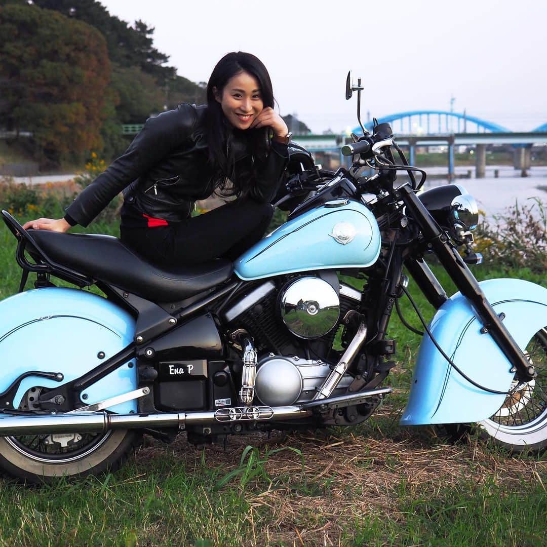宇田恵菜さんのインスタグラム写真 - (宇田恵菜Instagram)「10th Anniversary 🫶🏻 10周年、アーティストだとしっかり一年間お祝いするだろうから、過去写真と共に🤣🤣🤣 にしても若い。21歳からの私 ------------------------- #motorbike #motorcycle #drifter #vulcan #mybike #ridding #womanrider #vulcandrifter #kawasaki #rider #バイク #バルカン #ドリフター #イザベラ #女性ライダー #バイカー #マイバイク  #kawasakivulcan #kawasakigirl #バルカンドリフター  #えなイズム #ソロツーリング #恵菜バイク #バイク女子 #カワサキ女子 #バイク好き #バイク納車　#宇田恵菜」8月31日 12時16分 - ena2727