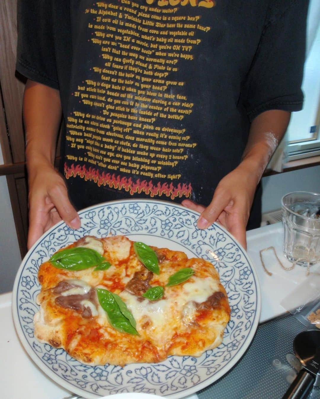 Asano Minamiさんのインスタグラム写真 - (Asano MinamiInstagram)「先週の北海道帰省。 弟が実家の庭に作ったピザ釜で、ピザを焼いた🍕たのしおいしかった！家から20分で行ける定山渓温泉にも行った♨️空港でラーメンと寿司食べたのはやりすぎた！大満足◎」8月31日 12時18分 - minami_asano