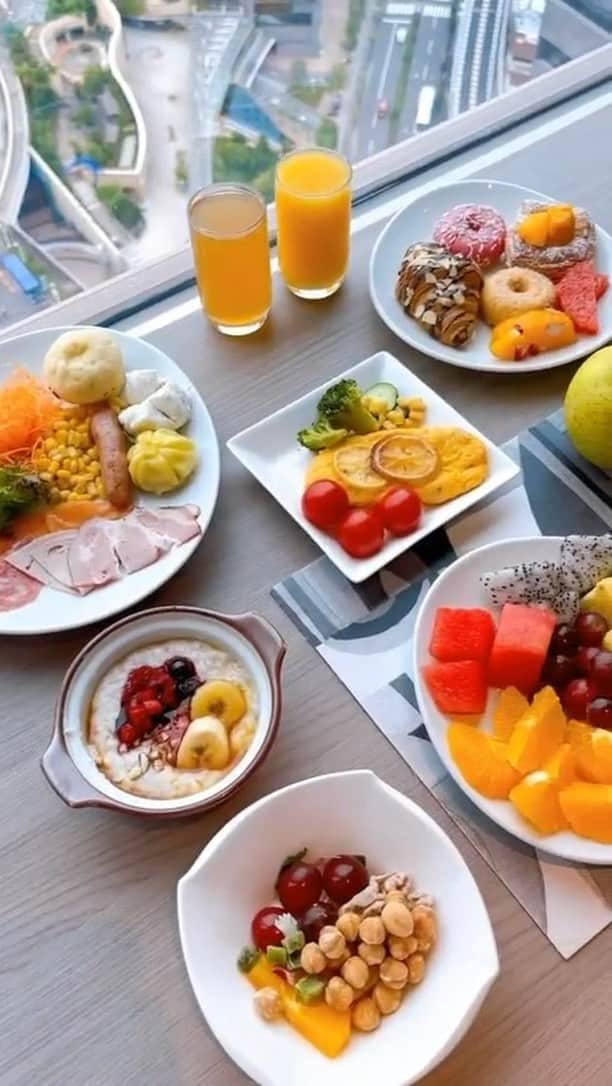 スイスホテル南海大阪のインスタグラム：「こんにちは、@____cards____です。 36階から大阪のスカイラインの眺望と共にモダンヨーロピアンダイニングをコンセプトにしたこのオールデイダイニングにて 朝食をreview！  朝食ビュッフェは、洋食、和食が食べ放題、ソフトドリンク飲み放題です。全て自ら好きな料理を取りに行くオールセルフスタイルです。 ポークソーセージやハッシュブラウンポテト、スクランブルエッグ ライブキッチンでは、オムレツや目玉焼きをシェフがその場で焼いてくれます。 サラダやスモークサーモンにチーズ、ハム、サラミなど。 ブレッドは種類豊富でマーマレードジャムやストロベリージャム、ハチミツもスタンバイ！  シリアルやヨーグルトに、ダークチェリーコンポートやリンゴのコンポート、ドライフルーツなどもトッピング可能。 和食メニューは、いなり寿司やかまぼこ、だし巻き卵、きんぴらごぼう、ひじき、しらす大根や焼き魚など、おかゆと味噌汁は、オニオンフライやコリアンダー、ねぎ、わかめ、巻き麩、ピータン、油条などをトッピングして楽しめます。  ドラゴンフルーツやメロン、オレンジ、などフルーツもたくさん。りんごやキウイ、バナナは、丸ごと1個ダイナミズムに提供されています。 ドリンクは、コーヒーや牛乳、豆乳、スイスホテルアイスティー、フルーツ系ジュースが飲み放題でまさにワールドワイドなモーニングで心身ともに蘇りました。  Good Morning, this is @____cards____ again!  Join me on a breakfast feast at the hotel's all day dining outlet featuring a Modern European concept.  The buffet offers all-you-can-eat Western and Japanese food including free-flow drinks. At the live kitchen, chefs cook omelets and fried eggs on the spot. There are a wide variety of salads, breads and cereals.   The Japanese menu includes side dishes like dashimaki egg, fish cake and grilled fish. The porridge and miso soup can be enjoyed topped with fried onions and wakake seaweed, plus more!  You can also find dragon fruit at the fruits section, with whole apples and bananas to balance the indulgence. Drinks include Swissôtel Iced Tea and fruit juices, a refreshing start for both the body and soul.」