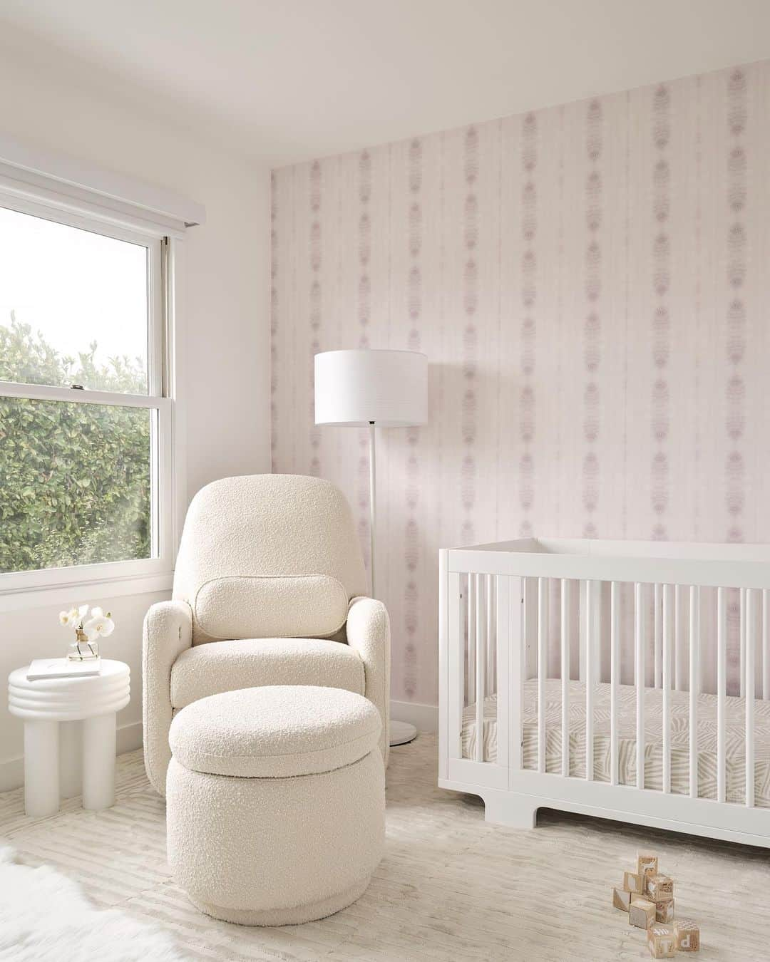 Livさんのインスタグラム写真 - (LivInstagram)「Nursery reveal! ✨ It’s finally time to share this special space with you, and I can't wait to experience it when baby gets here. I am having a little Virgo, who many people say love things orderly, so the room style is perfect! It was designed by the wonderful @littlecrowninteriors, and we used all @babyletto furniture. I went with the Yuzu 8-in-1 Crib, Yuzu 6-Drawer Dresser, Arc Recliner, and Enoki Ottoman. ☁️  Stay tuned for the full nursery tour! 👀」8月31日 7時02分 - livlogolding