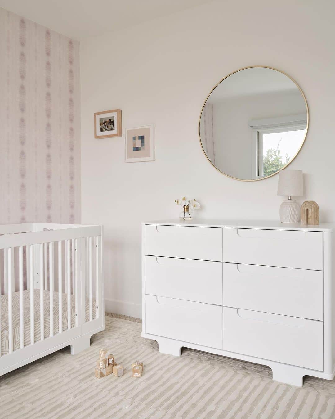 Livさんのインスタグラム写真 - (LivInstagram)「Nursery reveal! ✨ It’s finally time to share this special space with you, and I can't wait to experience it when baby gets here. I am having a little Virgo, who many people say love things orderly, so the room style is perfect! It was designed by the wonderful @littlecrowninteriors, and we used all @babyletto furniture. I went with the Yuzu 8-in-1 Crib, Yuzu 6-Drawer Dresser, Arc Recliner, and Enoki Ottoman. ☁️  Stay tuned for the full nursery tour! 👀」8月31日 7時02分 - livlogolding