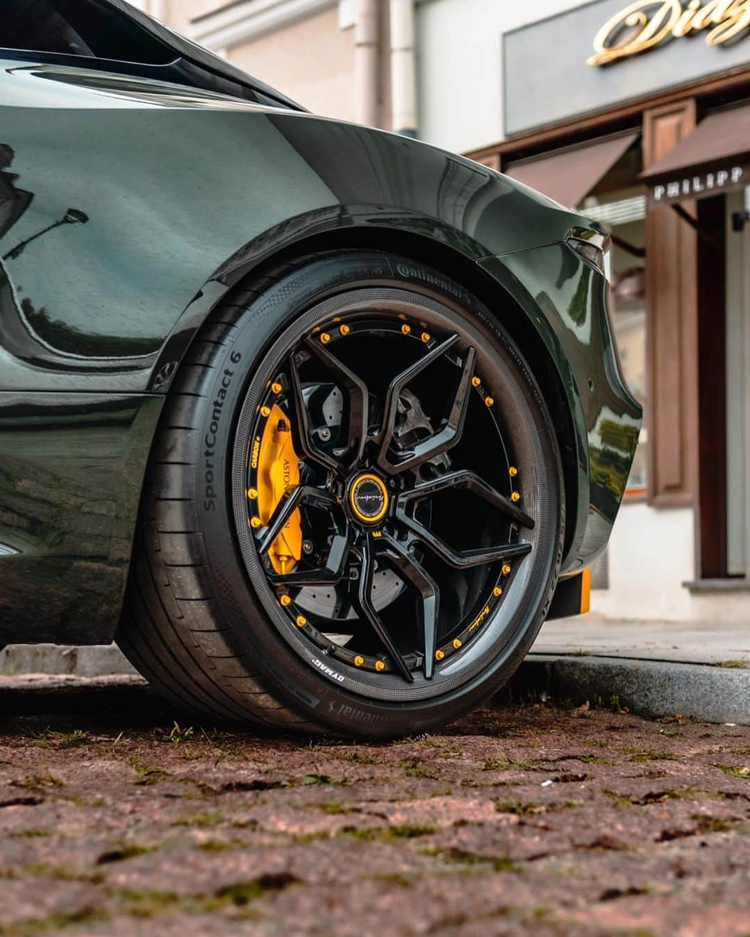 CARLiFESTYLEさんのインスタグラム写真 - (CARLiFESTYLEInstagram)「Carbon @brixtonforged wheels on the Aston… yes please.   Los Angeles, California␟| brixtonforged.com  Brixton Forged™ PF9 Carbon+™ Sales inquiries contact: 1.888.397.6601℡ | sales@brixtonforged.com」8月31日 7時07分 - carlifestyle