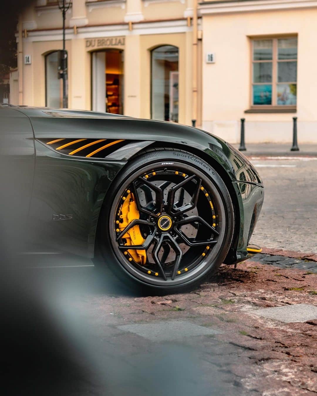 CARLiFESTYLEのインスタグラム：「Carbon @brixtonforged wheels on the Aston… yes please.   Los Angeles, California␟| brixtonforged.com  Brixton Forged™ PF9 Carbon+™ Sales inquiries contact: 1.888.397.6601℡ | sales@brixtonforged.com」