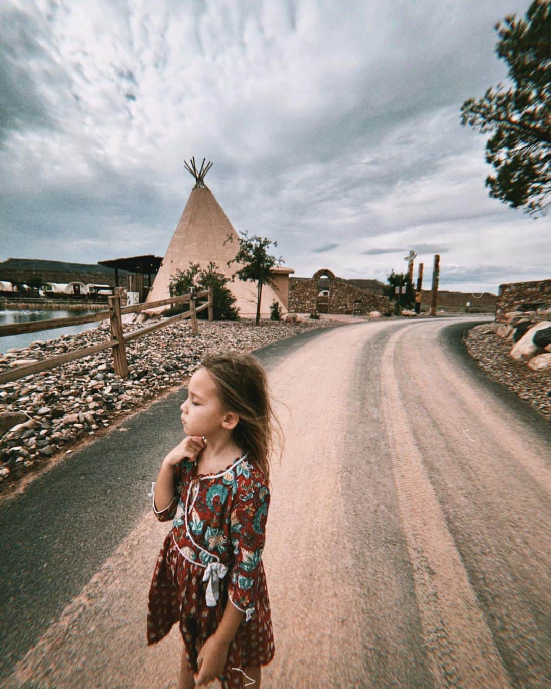 ケイト・ハドソンのインスタグラム：「Last moments of a beautiful summer ☀️」