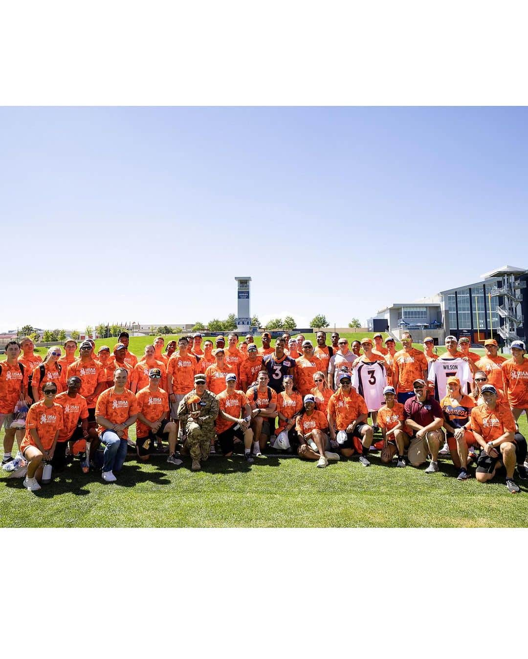 ラッセル・ウィルソンさんのインスタグラム写真 - (ラッセル・ウィルソンInstagram)「What an amazing time with the servicemen and women who made it to practice. So inspiring! Thank you to all who serve 🙏🏾」8月31日 7時12分 - dangerusswilson