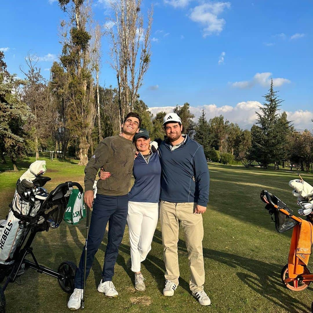 ホアキン・ニーマンのインスタグラム：「Off weeks: Chile, family and golf 😊 All together!  Oh, happy @livgolf_league anniversary to me 🔩💨」