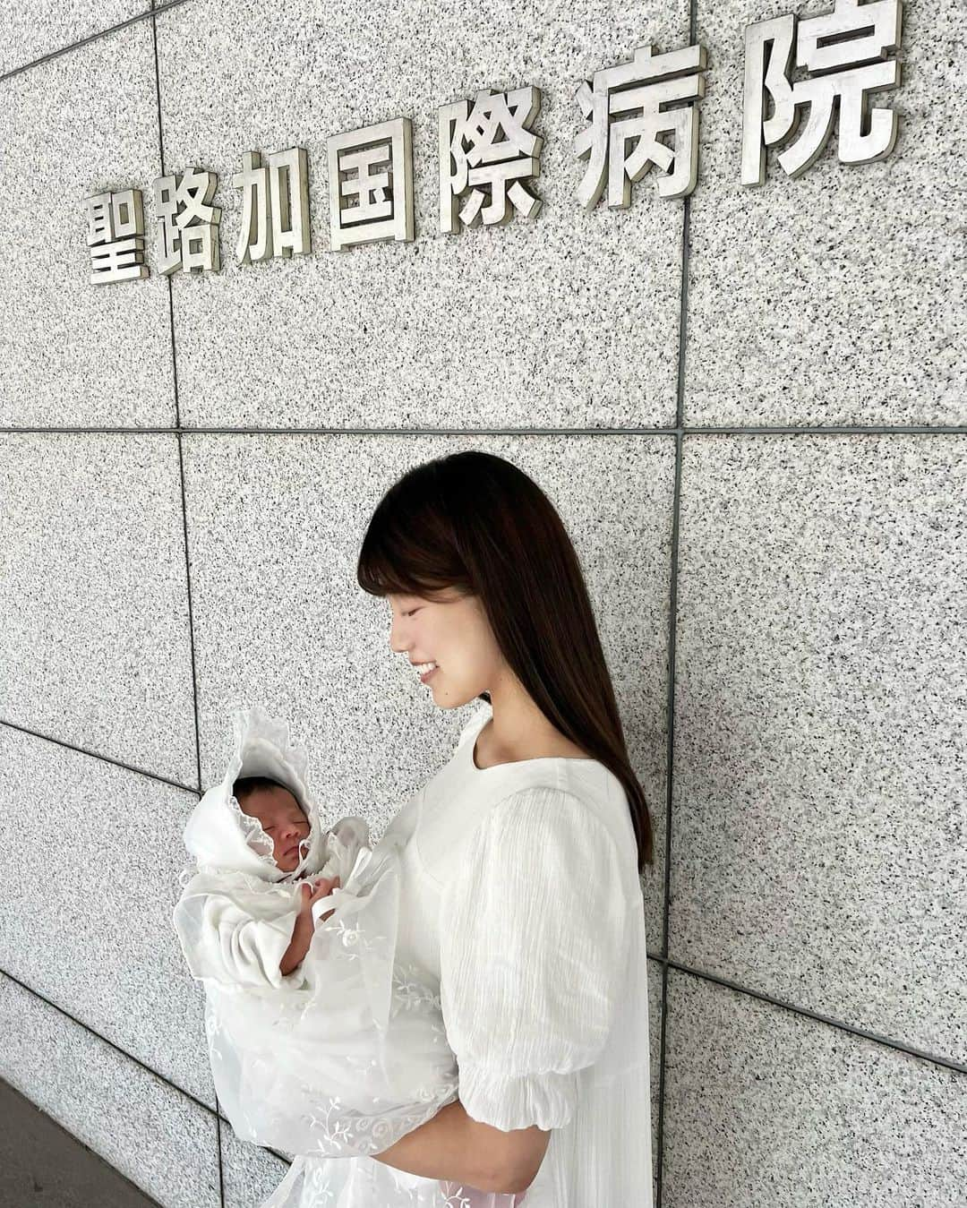 丸山裕理さんのインスタグラム写真 - (丸山裕理Instagram)「. . ご報告🕊  このたび第二子となる 女の子を出産しましたことを ご報告させていただきます。  産前よりお世話になりました皆様には 改めて感謝申し上げます。  長女を育てながらの妊娠期間。 なかなかに大変でしたが、 久しぶりに感じる胎動は愛おしく、 感慨深い気持ちになりました。  小さな哺乳瓶に、ぶかぶかのおむつ、 柔らかいからだも 前回は必死すぎて楽しめなかったな。  あっという間に過ぎてしまうと知っているので、 今度は心から噛み締めたいと思います。  長い入院生活が終わり、 今は慣れない二人育児に奮闘中です。  二人目で気づいたことも沢山あるので ゆっくり発信できればと思います。  皆様今後ともどうぞよろしくお願い致します。  丸山裕理 . . #出産報告 #出産レポ  #聖路加国際病院  #赤ちゃんのいる暮らし  #新生児 #2023年8月生まれ  #帝王切開 #女の子ママ #年子育児  #ベビスタグラム #welcomebaby」8月31日 7時18分 - yuri_maruyama1213