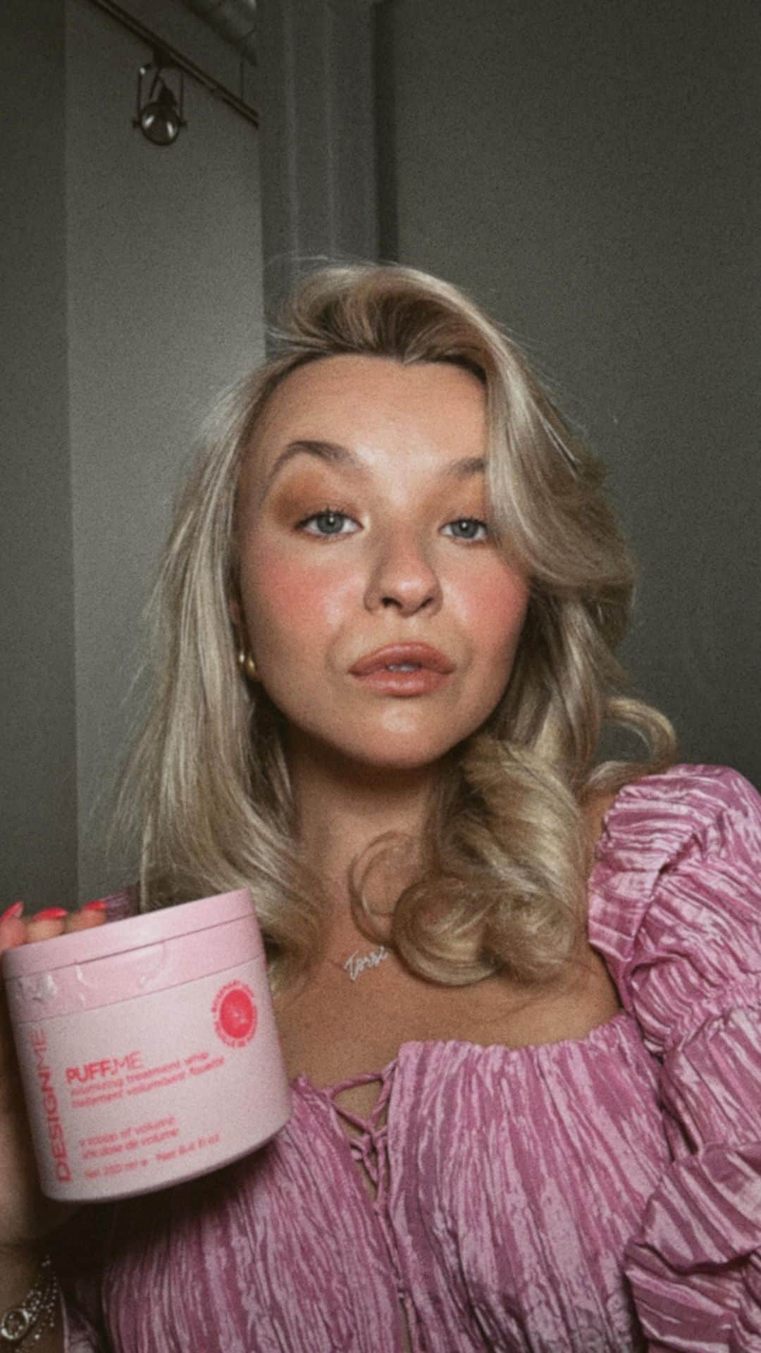 トーリ・ウェブスターのインスタグラム：「Thin hair, don’t care! 🙋🏼‍♀️✨  I’ve got one easy step to add to your shower routine that will leave you with fluffy buildable volume every time. This @designmehair PUFF.ME Volumizing Treatment Whip is a lightweight treatment that plumps with vegan hyaluronic acid for a thicker, more volumized look from roots to ends!   An easy, effortless blowout filled with va-va-voom!   #hair #hairtutorial #hairtransformation #hairgoals #hairfashion #hairideas #hairstyle #hairvolume #thinhair   #DMpartner」