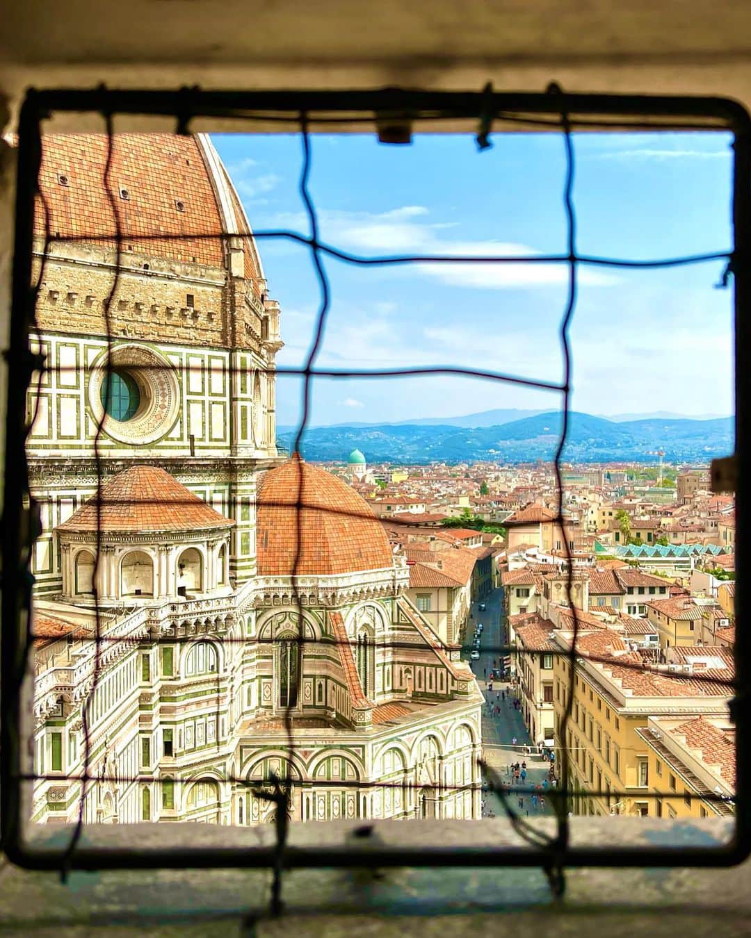 乙武洋匡さんのインスタグラム写真 - (乙武洋匡Instagram)「【#Firenze①】Firenzeといえば、やはりドゥオモ。正式名称は「サンタ・マリア・デル・フィオーレ大聖堂」と言うのだとか。私と同年代の方は、『#冷静と情熱のあいだ』を思い出すかもしれませんね。  じつはこのドゥオモ、登れるんです。映画でも登ってたでしょう。でも、ドゥオモに登ってしまうと、当たり前だけどドゥオモを見ることができない。そこで、私たちはその真横に建っている「#ジョットの鐘楼」に登ることに。  414段の石段。6枚目の写真を見てもらえばわかるようにゾッとするほどの高さなのですが、日頃から階段トレーニングで鍛えてる以上、やるしかありません。小一時間かけ、汗だくになりながら何とかゴール。最上部から目にした景色は、それまでの労苦のご褒美と思えるほど素晴らしいものでした。  Firenze滞在中は、このドゥオモをどう味わい尽くすかに腐心していたと言っても過言ではないかもしれません。近づいてみたり、離れてみたり。はたまた高いところに登ってみたり。それほど魅力があり、存在感があるFirenzeのシンボルです。  ※ヘロヘロになりながらも最上部に到達する動画、ぜひ観てやってくださいね！」8月31日 7時23分 - ototake_official