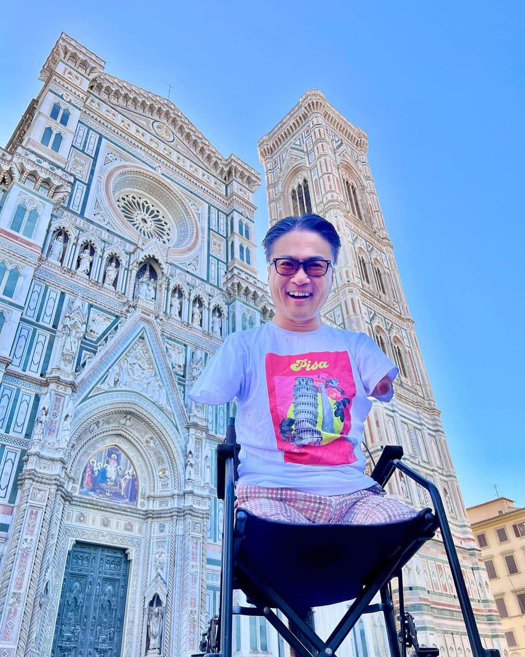 乙武洋匡さんのインスタグラム写真 - (乙武洋匡Instagram)「【#Firenze①】Firenzeといえば、やはりドゥオモ。正式名称は「サンタ・マリア・デル・フィオーレ大聖堂」と言うのだとか。私と同年代の方は、『#冷静と情熱のあいだ』を思い出すかもしれませんね。  じつはこのドゥオモ、登れるんです。映画でも登ってたでしょう。でも、ドゥオモに登ってしまうと、当たり前だけどドゥオモを見ることができない。そこで、私たちはその真横に建っている「#ジョットの鐘楼」に登ることに。  414段の石段。6枚目の写真を見てもらえばわかるようにゾッとするほどの高さなのですが、日頃から階段トレーニングで鍛えてる以上、やるしかありません。小一時間かけ、汗だくになりながら何とかゴール。最上部から目にした景色は、それまでの労苦のご褒美と思えるほど素晴らしいものでした。  Firenze滞在中は、このドゥオモをどう味わい尽くすかに腐心していたと言っても過言ではないかもしれません。近づいてみたり、離れてみたり。はたまた高いところに登ってみたり。それほど魅力があり、存在感があるFirenzeのシンボルです。  ※ヘロヘロになりながらも最上部に到達する動画、ぜひ観てやってくださいね！」8月31日 7時23分 - ototake_official
