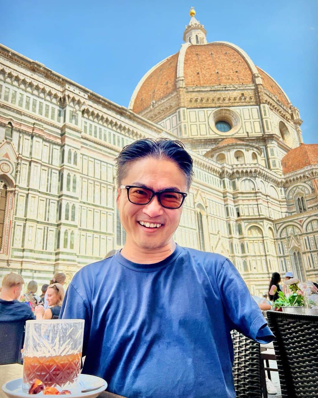 乙武洋匡のインスタグラム：「【#Firenze①】Firenzeといえば、やはりドゥオモ。正式名称は「サンタ・マリア・デル・フィオーレ大聖堂」と言うのだとか。私と同年代の方は、『#冷静と情熱のあいだ』を思い出すかもしれませんね。  じつはこのドゥオモ、登れるんです。映画でも登ってたでしょう。でも、ドゥオモに登ってしまうと、当たり前だけどドゥオモを見ることができない。そこで、私たちはその真横に建っている「#ジョットの鐘楼」に登ることに。  414段の石段。6枚目の写真を見てもらえばわかるようにゾッとするほどの高さなのですが、日頃から階段トレーニングで鍛えてる以上、やるしかありません。小一時間かけ、汗だくになりながら何とかゴール。最上部から目にした景色は、それまでの労苦のご褒美と思えるほど素晴らしいものでした。  Firenze滞在中は、このドゥオモをどう味わい尽くすかに腐心していたと言っても過言ではないかもしれません。近づいてみたり、離れてみたり。はたまた高いところに登ってみたり。それほど魅力があり、存在感があるFirenzeのシンボルです。  ※ヘロヘロになりながらも最上部に到達する動画、ぜひ観てやってくださいね！」