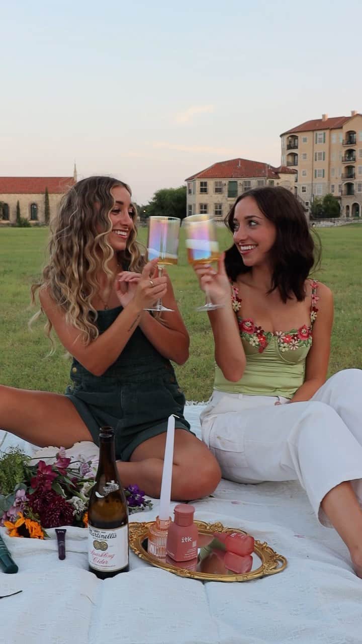 Brooklyn and Baileyのインスタグラム：「What an incredible last two weeks it’s been for us truly seeing our dreams come true launching a new business and new products 🥹 We can’t thank y’all enough for always loving and supporting everything we work for and do! We have all the love in the world for y’all❤️」