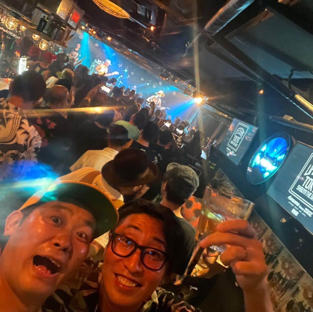 ゆってぃさんのインスタグラム写真 - (ゆってぃInstagram)「🏃‍♂️🏃‍♂️🏃‍♂️  今月も無事（暇）100kラン終了！  ①FC東京のイベントでナオモロコシ食べるゆってぃ ②収録で駆け抜けて軽トラと都丸紗也華ちゃんと丸2日 ③サタじゃなくてサダです！ ④久々にBrahmanコーキさんとあっちゃんと🍺 ⑤ワカメと8.8ハカイハヤブサ。今年も酒酒酒でした！ ⑥カミデさんのイベントで大阪。やっつんと🍚行きたかったな ⑦毎年恒例材木座。シュン君の海の家も毎年恒例。住みたい！！ ⑧24時間テレビで名古屋に向かう🚄でスターダムの朱里選手にバッタリ ⑨近所の山さんと、近所のお店のタケシ君。タケシ君の店「肴渡辺商会」は飯ウマ ⑩今月も夫婦仲良くやっとります  8月は暑過ぎたけどよく走ったと自分でも思う。偉い！今年の夏は仕事も遊びも良く頑張りました！ @norihakaihayabusa いつも100kランお疲れ様！  #ゆってぃ #ワカチコ #人力舎 #ランニング #running #石川直宏 #fctokyo #駆け抜けて軽トラ #都丸紗也華 #佐田真由美 #Brahman #ハカイハヤブサ #sundayカミデ #エレキコミック #材木座 #24時間テレビ #朱里 #stardom #石川あんな #肴渡辺商会」8月31日 7時30分 - yutty52_yuta