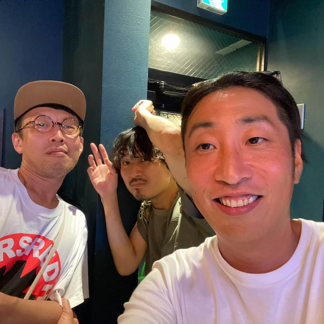 ゆってぃさんのインスタグラム写真 - (ゆってぃInstagram)「🏃‍♂️🏃‍♂️🏃‍♂️  今月も無事（暇）100kラン終了！  ①FC東京のイベントでナオモロコシ食べるゆってぃ ②収録で駆け抜けて軽トラと都丸紗也華ちゃんと丸2日 ③サタじゃなくてサダです！ ④久々にBrahmanコーキさんとあっちゃんと🍺 ⑤ワカメと8.8ハカイハヤブサ。今年も酒酒酒でした！ ⑥カミデさんのイベントで大阪。やっつんと🍚行きたかったな ⑦毎年恒例材木座。シュン君の海の家も毎年恒例。住みたい！！ ⑧24時間テレビで名古屋に向かう🚄でスターダムの朱里選手にバッタリ ⑨近所の山さんと、近所のお店のタケシ君。タケシ君の店「肴渡辺商会」は飯ウマ ⑩今月も夫婦仲良くやっとります  8月は暑過ぎたけどよく走ったと自分でも思う。偉い！今年の夏は仕事も遊びも良く頑張りました！ @norihakaihayabusa いつも100kランお疲れ様！  #ゆってぃ #ワカチコ #人力舎 #ランニング #running #石川直宏 #fctokyo #駆け抜けて軽トラ #都丸紗也華 #佐田真由美 #Brahman #ハカイハヤブサ #sundayカミデ #エレキコミック #材木座 #24時間テレビ #朱里 #stardom #石川あんな #肴渡辺商会」8月31日 7時30分 - yutty52_yuta