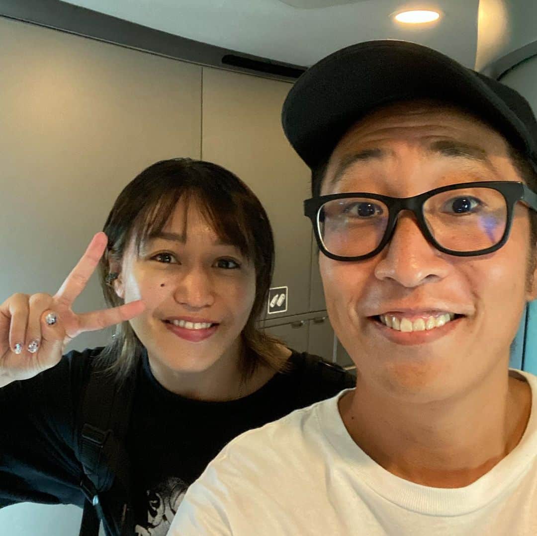 ゆってぃさんのインスタグラム写真 - (ゆってぃInstagram)「🏃‍♂️🏃‍♂️🏃‍♂️  今月も無事（暇）100kラン終了！  ①FC東京のイベントでナオモロコシ食べるゆってぃ ②収録で駆け抜けて軽トラと都丸紗也華ちゃんと丸2日 ③サタじゃなくてサダです！ ④久々にBrahmanコーキさんとあっちゃんと🍺 ⑤ワカメと8.8ハカイハヤブサ。今年も酒酒酒でした！ ⑥カミデさんのイベントで大阪。やっつんと🍚行きたかったな ⑦毎年恒例材木座。シュン君の海の家も毎年恒例。住みたい！！ ⑧24時間テレビで名古屋に向かう🚄でスターダムの朱里選手にバッタリ ⑨近所の山さんと、近所のお店のタケシ君。タケシ君の店「肴渡辺商会」は飯ウマ ⑩今月も夫婦仲良くやっとります  8月は暑過ぎたけどよく走ったと自分でも思う。偉い！今年の夏は仕事も遊びも良く頑張りました！ @norihakaihayabusa いつも100kランお疲れ様！  #ゆってぃ #ワカチコ #人力舎 #ランニング #running #石川直宏 #fctokyo #駆け抜けて軽トラ #都丸紗也華 #佐田真由美 #Brahman #ハカイハヤブサ #sundayカミデ #エレキコミック #材木座 #24時間テレビ #朱里 #stardom #石川あんな #肴渡辺商会」8月31日 7時30分 - yutty52_yuta