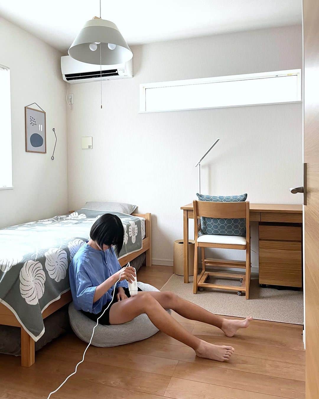 emiのインスタグラム：「娘の熱い熱い夏が終わりました。 夏休み最後の最後まで走り続けました。 靴下焼けは頑張った勲章✨ 沢山応援させてくれてありがとう。 早くもテニスロスに陥りそうです😭  娘は…テニスが一段落したことで焼けた肌を白くするぞ！と意気込んでおります。(とはいえ週3はテニスを続けるそうですが😅) そして女子力も上げていくそうでまずは脱毛に挑戦。ラボマーの脱毛器は使い方も簡単で小さくて軽く痛みもないので娘でもあっという間に使いこなせていました☺︎   そして見た目が可愛い♩  付属のサングラスをかけて真剣な娘😁 そろそろ受験勉強も…真剣に…宜しくお願いします😂  ラボマーただいまキャンペーン中につきクーポンコードで50%オフ！ (クーポンコードは公式サイトのみ有効） ・クーポン：XNG5P84 ・有効期間：2023/08/31 00:00～2023/09/11 23:59 ・製　　品：ラボマー @official_mous  #脱毛器 #脱毛 #IPL脱毛 #ホーム脱毛 #光脱毛 #美容家電 #ラボマー #mous #pr」