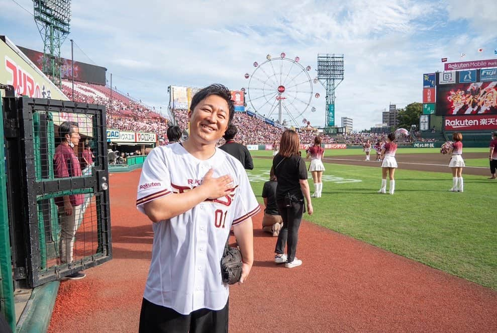 長野雅樹さんのインスタグラム写真 - (長野雅樹Instagram)「始球式のオフショット  ▪️株式会社リンクロノヴァは建設会社 #リンクロノヴァ #ながの社長 #長野社長 #bilibili #抖音 #哔哩哔哩 #元野球部セカンドの夢叶う #東北楽天ゴールデンイーグルス  #野球 #仙台 #宮城 #牛タン利久」8月31日 7時38分 - nagano_president