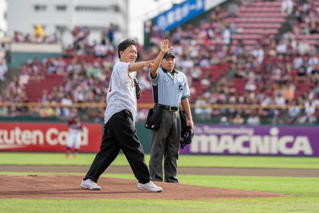 長野雅樹さんのインスタグラム写真 - (長野雅樹Instagram)「始球式のオフショット  ▪️株式会社リンクロノヴァは建設会社 #リンクロノヴァ #ながの社長 #長野社長 #bilibili #抖音 #哔哩哔哩 #元野球部セカンドの夢叶う #東北楽天ゴールデンイーグルス  #野球 #仙台 #宮城 #牛タン利久」8月31日 7時38分 - nagano_president