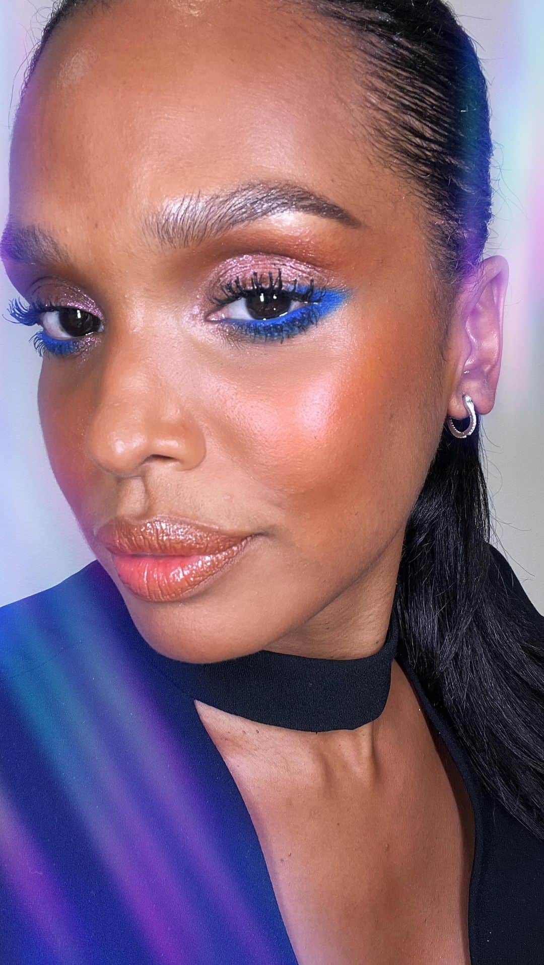 M·A·C Cosmetics BRのインスタグラム：「Os festivais de música estão bombando então vem se inspirar a criar uma maquiagem de longa duração, fácil e cheia de referência de tendência com a Artista Nacional Katia Araújo @katiaraujomakeup.   Produtos Usados:   Hyper Real Serumizer  Hyper Real Skin Canvas Balm  Studio Fix Mattifine  Fix+ Stay Over  Studio Fix Base/Corretivo Face Pen (NC4) Pó Bronzeador SunStruck (Radiant Rich Rosy)  Pó Solto Studio Fix Pro Set + Blur (Dark) Blush Glow Play No Shame!  Sombra Paint Pot Babe In Charm  Lápis Delineador Gel Colour Excess Perpetual Shock Batom Líquido Locked Kiss Posh  Lip Pencil Spice  Máscara de Cílios In Extreme Dimension 3D Waterproof   #mactrend #maccosmetics」