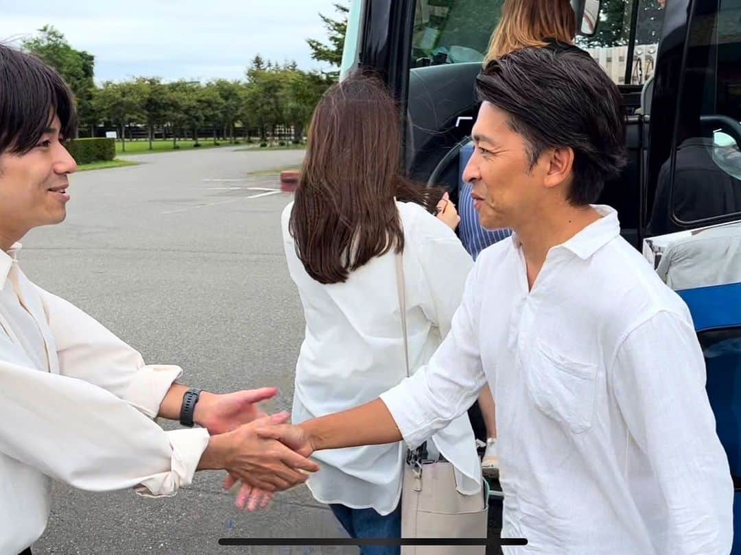 福永祐一さんのインスタグラム写真 - (福永祐一Instagram)「オンラインサロンメンバーとの初の北海道ツアー行ってきました！ ノーザンホースパークでのランチ会、スタリオン見学、そして門別競馬場での競馬観戦と、参加者の皆さんと楽しい時間を過ごすことが出来ました。 どうなるのか不安も若干ありましたが、僕自身はとても楽しかったし、参加してくれた人たちも喜んでくれてたみたいなんでやって良かった😆 盛り上げてくれたお兄ちゃんありがとう😊  #福永祐一#競走馬研究所#ビタミンsお兄ちゃん #北海道ツアー」8月31日 7時39分 - yuichi.fukunaga_official