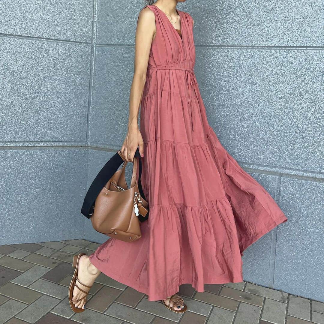 yyurielのインスタグラム：「. 夏コーデ🌻  ワンピ、サンダル @grl_official   バッグ @tods」