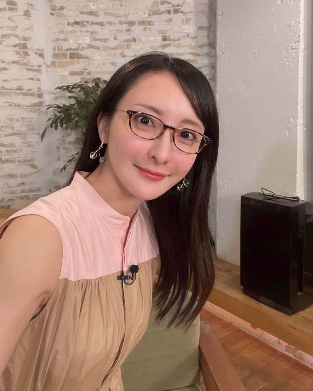 松澤千晶のインスタグラム：「今日も楽しい収録でした。  ヘアメイクが綺麗で、お衣装が可愛くて、それだけで幸せです。  衣装提供もう書いていいかな？まだオンエアされてないからダメか。笑」