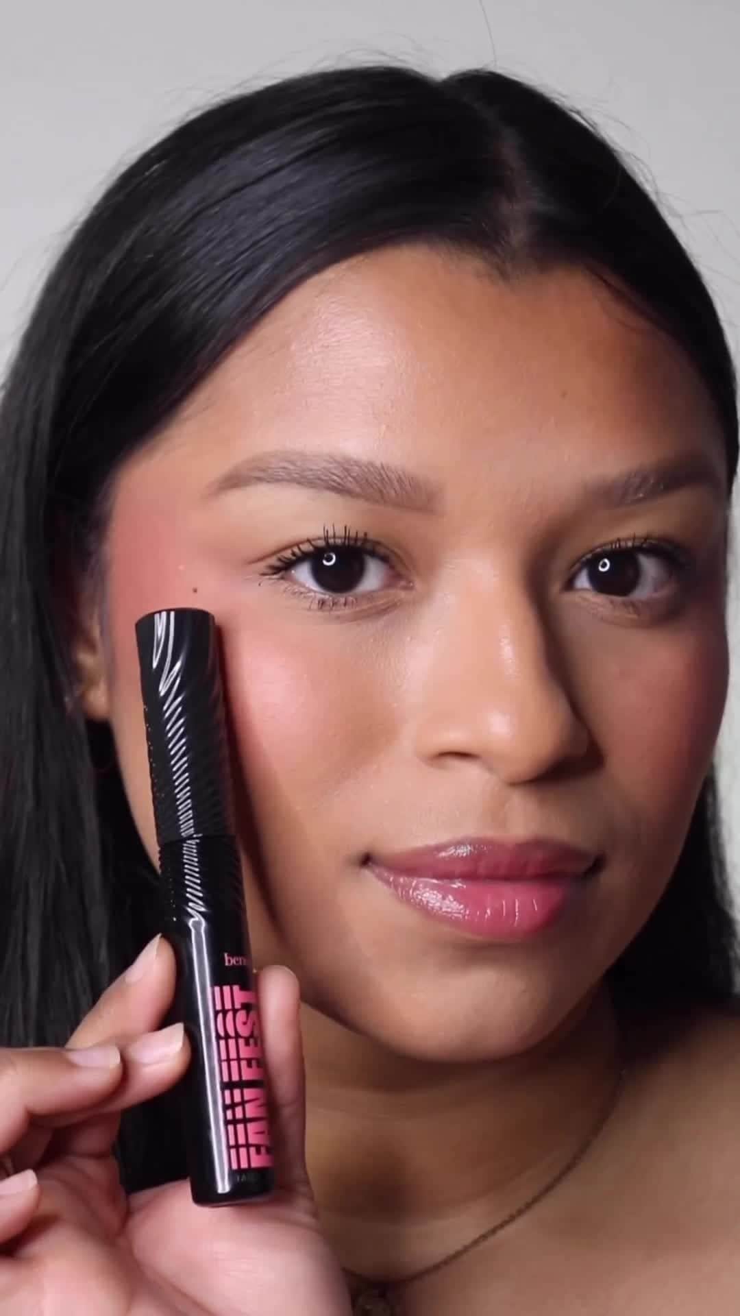Benefit Cosmeticsのインスタグラム：「NEW Fan Fest Mascara has taken the spot as @makeupbycaliali #1 favorite mascara. 🏆 With a curved Full-Flex Fiber Brush, this mascara wand fully coats and fan out the lashes (top and bottom!) ⁠for 24 hours!⁠ ⁠ Get ready to trip out on fanned out lashes now! 🌀🖤⁠ ⁠ #fanfestmascara #benefitcosmetics #NEW #mascara」