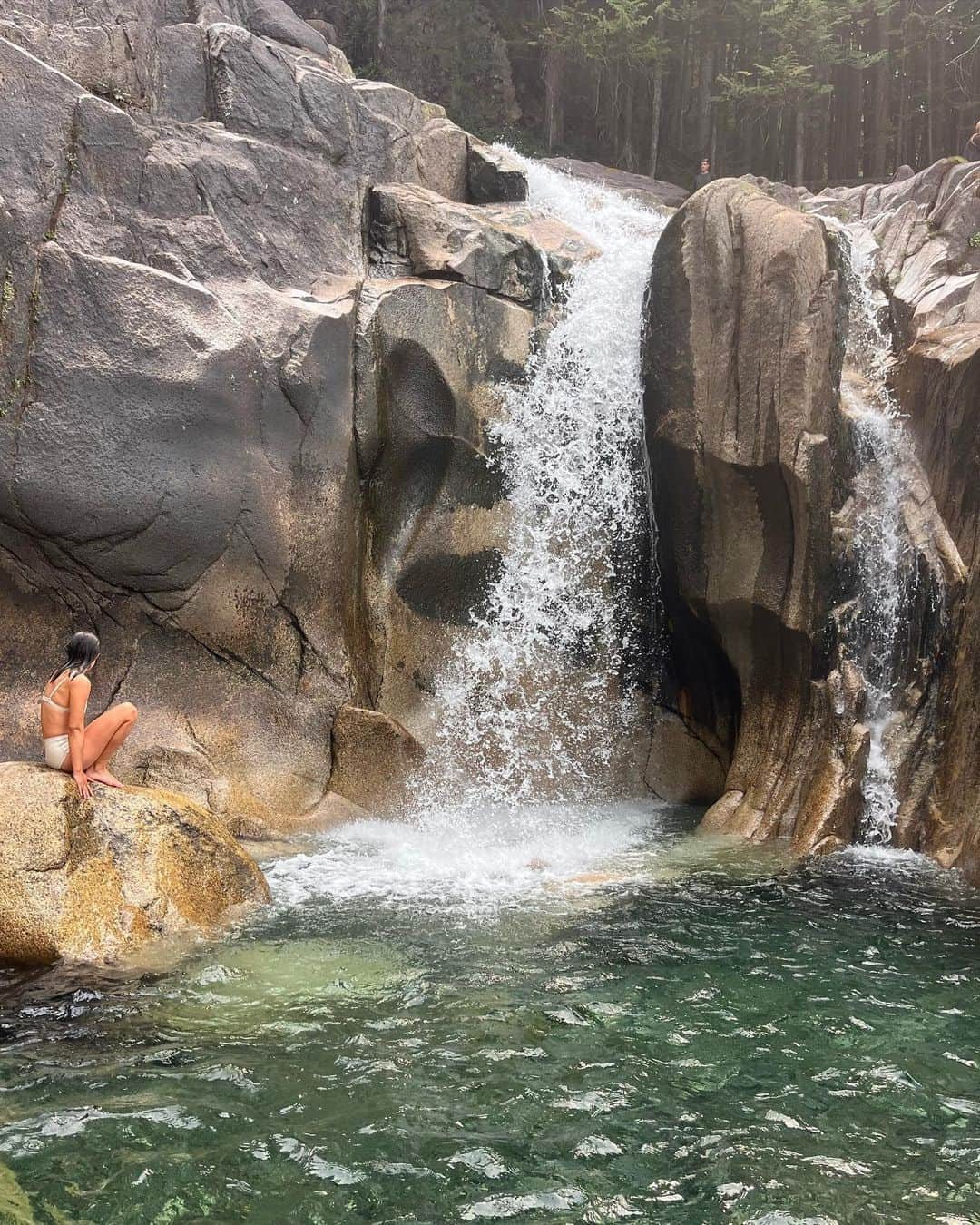 松島エミさんのインスタグラム写真 - (松島エミInstagram)「Squamish🤍  . .  #squamish#squamishbouldering#bouldering#climbing#ボルダリング#ボルダリング女子#スコーミッシュ#outdoor#girlswhoclimb#mountainlife#optoutside #waterfalls#swimminghole」8月31日 7時58分 - emimatsushima