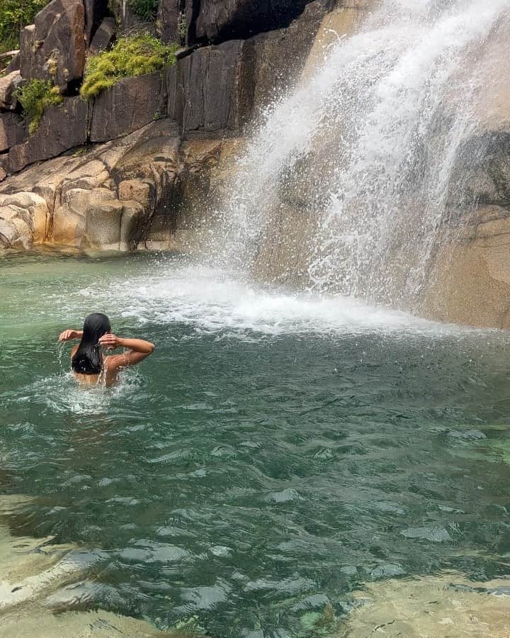 松島エミのインスタグラム：「Squamish🤍  . .  #squamish#squamishbouldering#bouldering#climbing#ボルダリング#ボルダリング女子#スコーミッシュ#outdoor#girlswhoclimb#mountainlife#optoutside #waterfalls#swimminghole」
