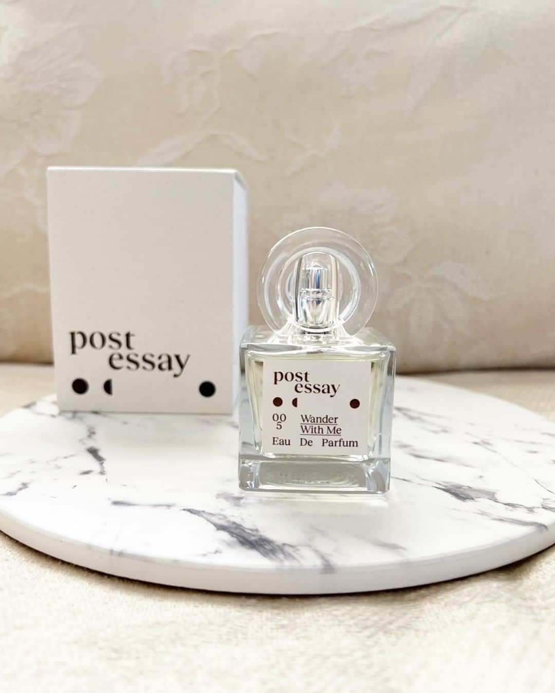 のインスタグラム：「🤍🤍🤍  大人気の韓国コスメTIRTIRから 香水ブランドpost essay（ポストエッセイ）新発売🤍🤍  6-8時間も長めに残って香るから、 香りの持続力が高い香水を探してる方にもおススメです🌷🌷🌷 秋冬にぴったりな深い香りでこれもバズりそうな予感✨  🎀オードパフューム・Wander With Me  [50ml 4,950円(税込)] 香り：フローラルムスク（マンダリン・アイリス・ムスク）  ・  #PR #POSTESSAY #ポストエッセイ #フローラルムスク #香水 #オードパルファム @postessay.official  @postessay_jp_official」