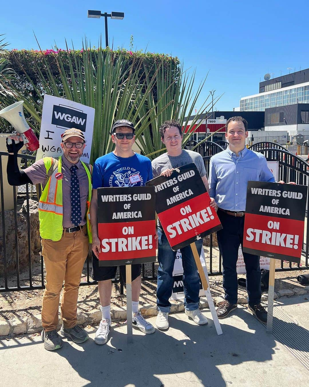 ベン・サヴェージのインスタグラム：「Standing together for fair contracts and wages. Thank you to the writers, actors, lot captains and union members for your ongoing commitment and dedication」