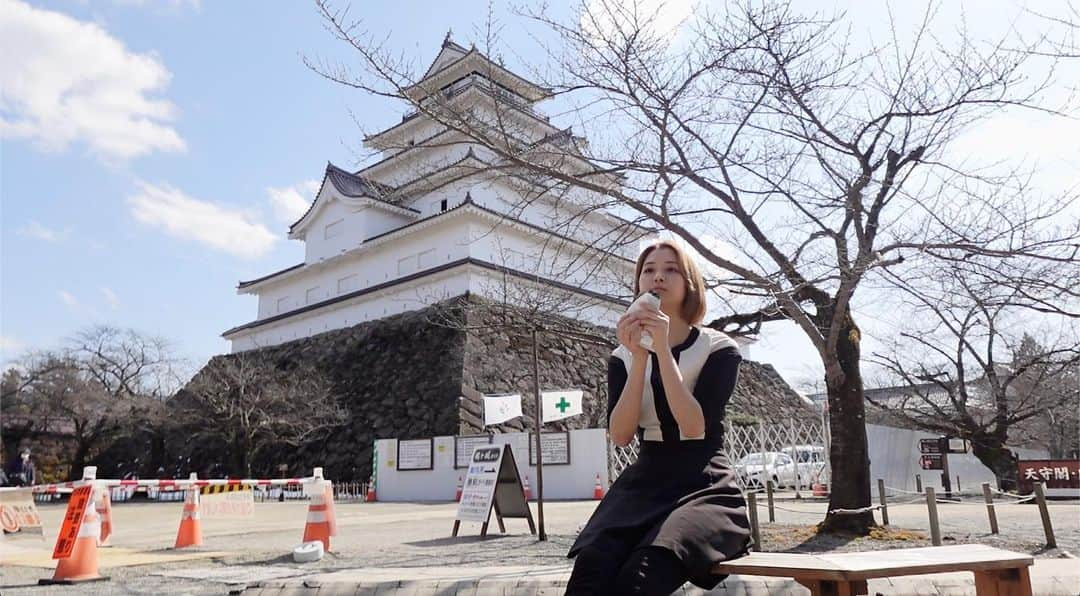 高山沙織さんのインスタグラム写真 - (高山沙織Instagram)「【最長片道切符の旅振り返り♯12】こんにちは アンドロイドのお姉さんです。 私はただいま福島県の郡山駅に来ております。  朝ご飯には福島のソウルドリンク酪農カフェオレと郡山で親しまれているクリームボックスという菓子パンを食べます。 食パンの上にたっぷりのクリームが乗っています。これは結構甘々でしたね 。  そして今日も今日とて最長片道切符の鉄道の旅を続けていきます。 本日最初に乗る列車は10時15分発快速あいづ。 磐越西線をぐーッと西へ進み、県をまたいで新潟県の新津駅を目指します。 ここの区間はずっと磐越西線なのですが、直通はないので乗り換えが3回もあります。  というわけで郡山駅を出発。列車はどんどん山間部に入っていきます。 山の方にはまだ雪が積もっていました。 そして猪苗代駅付近まで来ると車窓から立派な山。 がこちらは福島県のシンボル磐梯山この 綺麗な三角の形をしていることから会津富士とも呼ばれています。  乗車してから約1時間 終点会津若松駅に到着です。 接続の関係で次の列車まで2時間空くということで会津若松で途中下車。  会津若松に訪れたなら外すことができない観光地が鶴ヶ城ですよね。バスで城まで向かいます。 約630年ほど前に作られ、戊辰戦争の時には1ヶ月に及ぶ激しい攻防に耐え抜いた”難攻不落”の名城として知られる若松城。 別名として鶴ヶ城、会津若松城とも言われています。入り口までやってきたのですがなんと天守閣がちょうど工事中。入場はできないとのこと。  残念ですが 鶴ヶ城限定のシャチホコ焼きを食べて帰ることに。  駅に戻ってきましたので次は13時25分発、喜多方ゆきの普通列車に乗っていきます。 乗っていく車両はキハ110系。ここから非電化区間に入っていくのでディーゼルカーで向かいます。といっても喜多方までは3駅16分で到着しますが。  あっという間に喜多方駅に到着。 喜多方といえばやはりラーメンですかね。 せっかくなので名物喜多方ラーメンを食べることにしましょう。 そもそも喜多方ラーメンって何なんだろうと思ってお店の人に聞いてみたらこのシンプルな支那そばが喜多方ラーメンなんだそう。 スープが透き通ってます。醤油ベースであっさり美味しい 麺は太めの縮れ麺。初めて食べたのですがどこか懐かしい味がして私は好きでした。   喜多方からは鉄道ではなく代行バスに乗っていきます。 2022年8月の大雨による被害で川に掛かっていた橋梁が崩落し 喜多方駅から山都駅間が不通になっているのです。 （この不通区間は2023年4月1日に運転再開しました。）この旅3度目の代行バス。このバスもももちろん最長片道切符で乗れました。  到着した山都駅。 何があるかといいますと……。あんまり何もないかもしれない！！ 蕎麦が有名らしいのですが、さっきラーメン食べたしなー。という事でぼーっと次の列車が来るまで20分待っていました。  続いて乗る列車はGV-E400系。なんだか風景とミスマッチなほどハイテク感あふれ てますよね。こちらはエンジンで発電しモーターを回して走るという電気式気動車 。2019年から運転を開始した新しい車両で地方の非電化区間でも走ることができるのです。  終点につくまでは約2時間の乗車。阿賀川を通り新潟県に入っていきます。阿賀川（あががわ）って言いにくいよね 。2時間も乗っていると日もどんどん暮れてくるわけです。 乗車してから約2時間ようやく終点の新津駅に到着です。 磐越西線とにかく長かったですね。ホッとする間もなく7分で次の列車に乗り換え。  次の列車は信越本線直江津行きの快速列車 。 乗車してから約45分ほどで長岡駅に到着。 長岡といえばやはり花火大会が有名ですよね。 思ったよりも都会的で、駅中には新潟県の地酒を飲み比べできる『ぽんしゅ館』もありまして、今日はここで旅を終え一杯グイッとやるのもいいかなと思ったのですが……。 なんと長岡のホテルが見つからなかったのです。 というわけで致し方なくルートを進めることに。次に乗るのは上越新幹線とき号。 向かう先は終点新潟駅。新幹線だと本当にあっという。 20分ほどで新潟駅に到着です。 新潟駅近くのホテルが無事取れたので今日の最長片道切符の旅はこれにて終了。 お疲れ様でした。」8月31日 8時25分 - saotvos