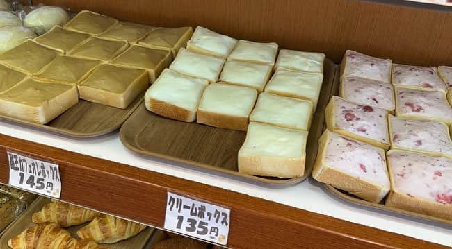 高山沙織のインスタグラム：「【最長片道切符の旅振り返り♯12】こんにちは アンドロイドのお姉さんです。 私はただいま福島県の郡山駅に来ております。  朝ご飯には福島のソウルドリンク酪農カフェオレと郡山で親しまれているクリームボックスという菓子パンを食べます。 食パンの上にたっぷりのクリームが乗っています。これは結構甘々でしたね 。  そして今日も今日とて最長片道切符の鉄道の旅を続けていきます。 本日最初に乗る列車は10時15分発快速あいづ。 磐越西線をぐーッと西へ進み、県をまたいで新潟県の新津駅を目指します。 ここの区間はずっと磐越西線なのですが、直通はないので乗り換えが3回もあります。  というわけで郡山駅を出発。列車はどんどん山間部に入っていきます。 山の方にはまだ雪が積もっていました。 そして猪苗代駅付近まで来ると車窓から立派な山。 がこちらは福島県のシンボル磐梯山この 綺麗な三角の形をしていることから会津富士とも呼ばれています。  乗車してから約1時間 終点会津若松駅に到着です。 接続の関係で次の列車まで2時間空くということで会津若松で途中下車。  会津若松に訪れたなら外すことができない観光地が鶴ヶ城ですよね。バスで城まで向かいます。 約630年ほど前に作られ、戊辰戦争の時には1ヶ月に及ぶ激しい攻防に耐え抜いた”難攻不落”の名城として知られる若松城。 別名として鶴ヶ城、会津若松城とも言われています。入り口までやってきたのですがなんと天守閣がちょうど工事中。入場はできないとのこと。  残念ですが 鶴ヶ城限定のシャチホコ焼きを食べて帰ることに。  駅に戻ってきましたので次は13時25分発、喜多方ゆきの普通列車に乗っていきます。 乗っていく車両はキハ110系。ここから非電化区間に入っていくのでディーゼルカーで向かいます。といっても喜多方までは3駅16分で到着しますが。  あっという間に喜多方駅に到着。 喜多方といえばやはりラーメンですかね。 せっかくなので名物喜多方ラーメンを食べることにしましょう。 そもそも喜多方ラーメンって何なんだろうと思ってお店の人に聞いてみたらこのシンプルな支那そばが喜多方ラーメンなんだそう。 スープが透き通ってます。醤油ベースであっさり美味しい 麺は太めの縮れ麺。初めて食べたのですがどこか懐かしい味がして私は好きでした。   喜多方からは鉄道ではなく代行バスに乗っていきます。 2022年8月の大雨による被害で川に掛かっていた橋梁が崩落し 喜多方駅から山都駅間が不通になっているのです。 （この不通区間は2023年4月1日に運転再開しました。）この旅3度目の代行バス。このバスもももちろん最長片道切符で乗れました。  到着した山都駅。 何があるかといいますと……。あんまり何もないかもしれない！！ 蕎麦が有名らしいのですが、さっきラーメン食べたしなー。という事でぼーっと次の列車が来るまで20分待っていました。  続いて乗る列車はGV-E400系。なんだか風景とミスマッチなほどハイテク感あふれ てますよね。こちらはエンジンで発電しモーターを回して走るという電気式気動車 。2019年から運転を開始した新しい車両で地方の非電化区間でも走ることができるのです。  終点につくまでは約2時間の乗車。阿賀川を通り新潟県に入っていきます。阿賀川（あががわ）って言いにくいよね 。2時間も乗っていると日もどんどん暮れてくるわけです。 乗車してから約2時間ようやく終点の新津駅に到着です。 磐越西線とにかく長かったですね。ホッとする間もなく7分で次の列車に乗り換え。  次の列車は信越本線直江津行きの快速列車 。 乗車してから約45分ほどで長岡駅に到着。 長岡といえばやはり花火大会が有名ですよね。 思ったよりも都会的で、駅中には新潟県の地酒を飲み比べできる『ぽんしゅ館』もありまして、今日はここで旅を終え一杯グイッとやるのもいいかなと思ったのですが……。 なんと長岡のホテルが見つからなかったのです。 というわけで致し方なくルートを進めることに。次に乗るのは上越新幹線とき号。 向かう先は終点新潟駅。新幹線だと本当にあっという。 20分ほどで新潟駅に到着です。 新潟駅近くのホテルが無事取れたので今日の最長片道切符の旅はこれにて終了。 お疲れ様でした。」