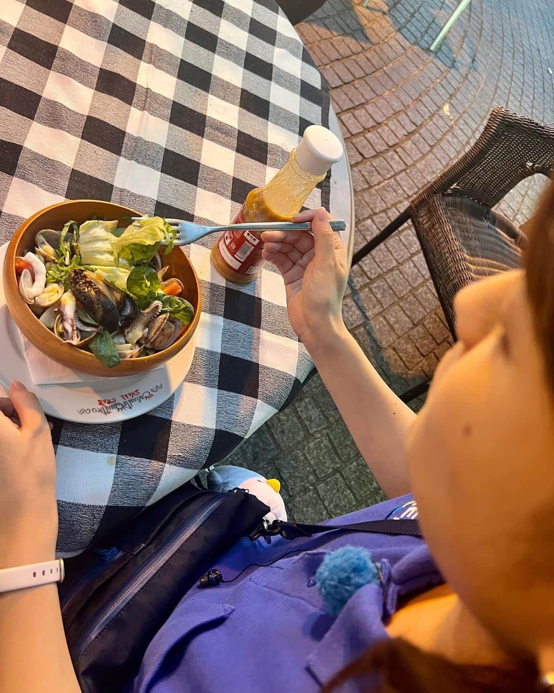 篠原梨菜さんのインスタグラム写真 - (篠原梨菜Instagram)「#早朝グルメ 東京・笹塚駅近く イルキャンティのドレッシングの自動販売機へ！ 創業51年のイタリア式食堂イルキャンティ。 自動販売機でひと月に800本売れるという人気のドレッシング！ ニンニクが効いて、野菜をモリモリ食べられる！ パンや炒飯とも合うそうです！😋 #朝5時の美味time #thetime_tbs #イルキャンティ #ドレッシング #笹塚グルメ  #自動販売機グルメ #tbs」8月31日 8時27分 - shinorinatbs