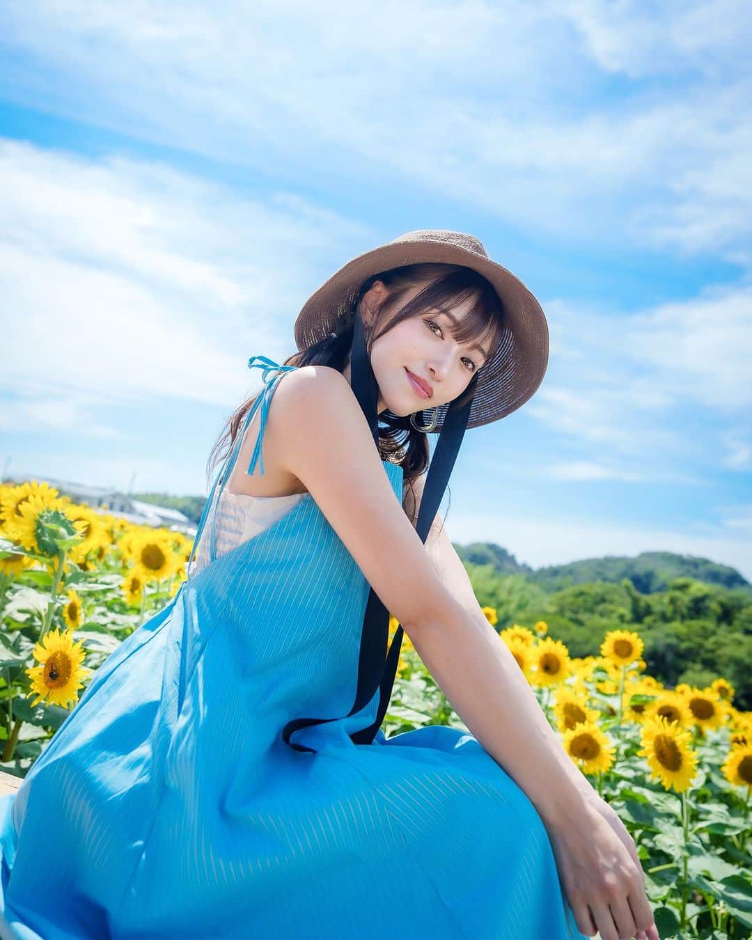 引地裕美のインスタグラム：「🌻☁️🩵  3度目のひまわり畑は 水色ワンピースにブラウンの麦わら帽子👗👒  青空とワンピースがかぶっちゃうかなって思ったけど、爽やかでよかった🧚🏻‍♀️♡♡♡  #ゆうみ服 🧺 #麦わら帽子 #sly #mousse  #ひまわり畑 #向日葵 #知多半島 #ひまわり #花ひろば  #UMine #japan #옷스타그램 #데일리룩 #코디스타그램 #每日穿搭 #일본 #얼스타그램 #照片 #粉我 #japanesegirl」