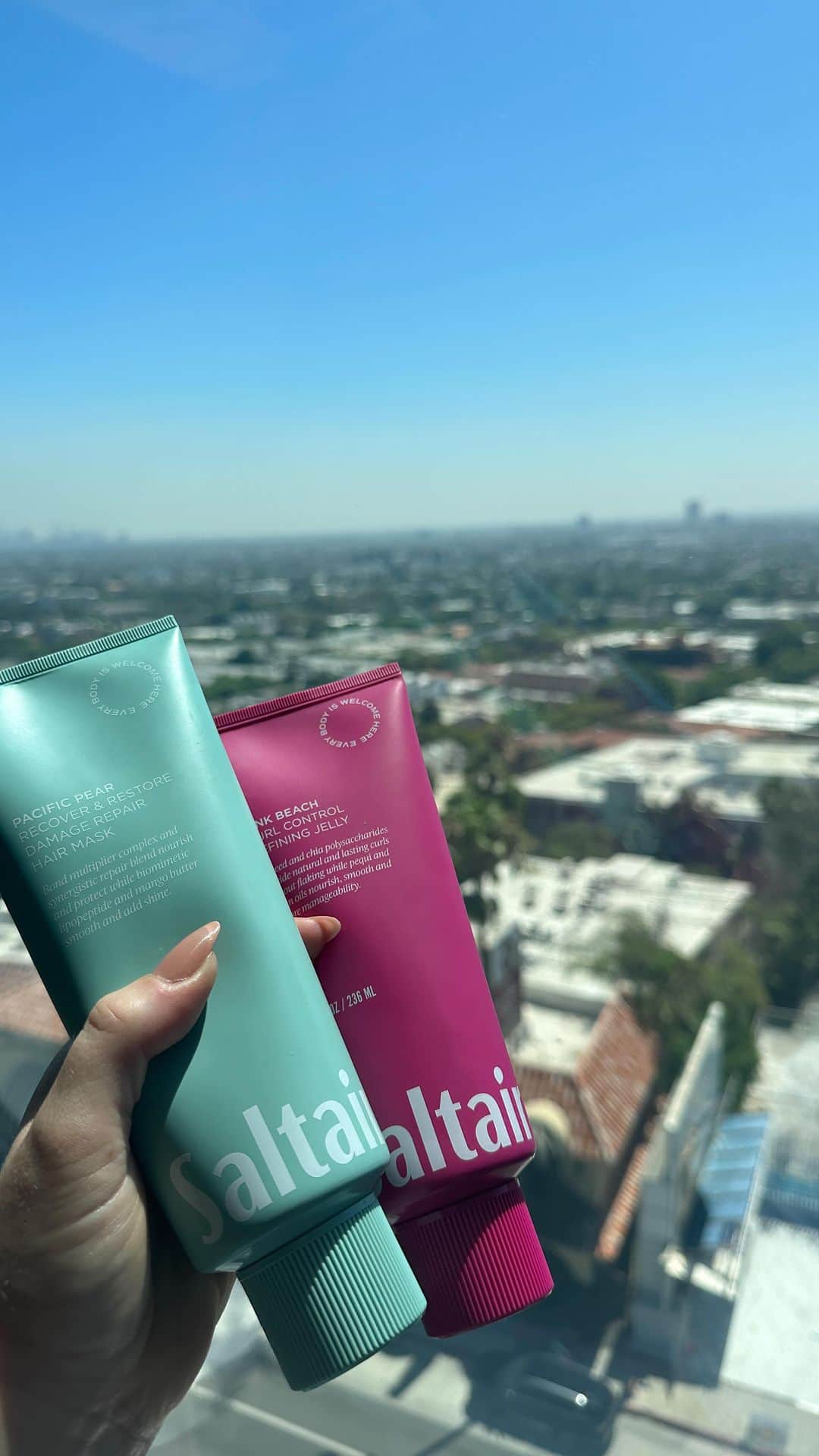 イスクラ・ローレンスのインスタグラム：「Meet our 2 new superstar haircare treatments @saltair ✨   Listening to our Saltair community and hearing how curly hair is often left out or not prioritised (and having a curly hair son) I wanted to make sure we created a product that not only nourished curls but helped define them, add shine and manageability without the crunch or flaking   And as a damaged hair girlie I wanted to create a repairing mask that not only left my hair feeling super soft sheeny and nourished but actually provided effective and concentrated bond building technology all in one uncomplicated easy step   If you have any more questions drop them below! They are exclusively available right now on saltair.com for $14   . . . . #haircare #haircareproducts #hairtransformation #hairgrowth #saltair #everybodyiswelcome」