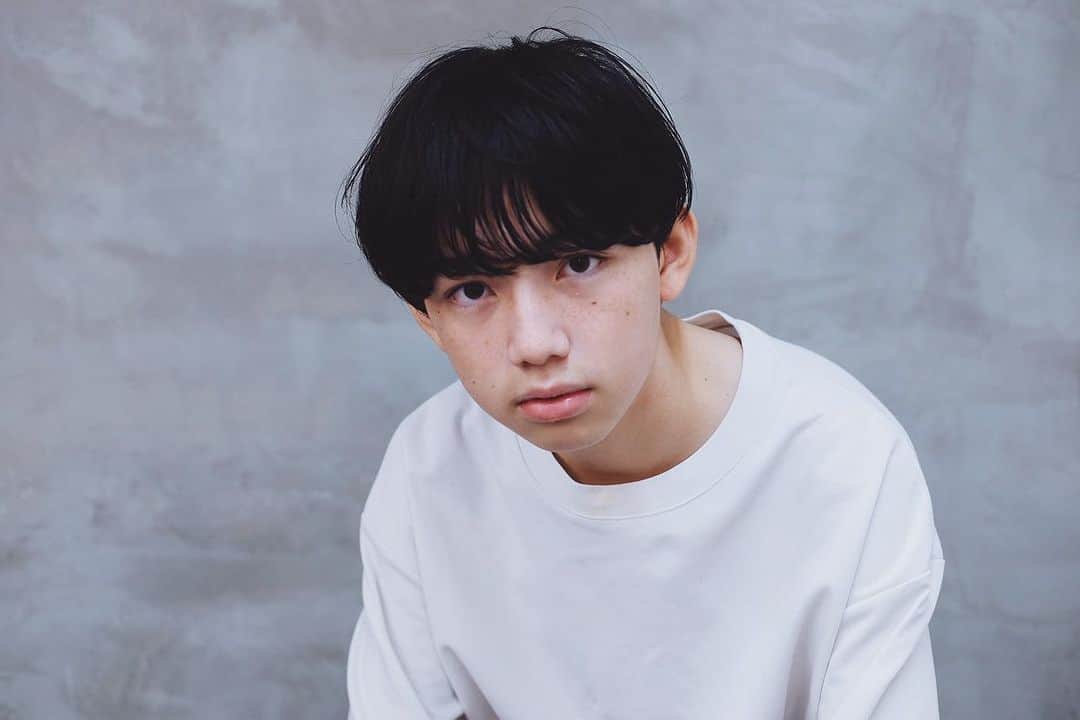 himecyanのインスタグラム：「@k.e.y_yuji_tanaka さんにヘアカットしてもらって、「超髪型かっこいい！すごい！」と興奮が止まらない次男です。カットの後に素敵な写真まで撮ってもらって母感激🥹🥹 同年代の男の子のママさんで参考にしてくださってる方も多いので、「シースルーマッシュ」っていうスタイルみたいです✨  ゆうじさん、ありがとございました🤗  #中2  #中学生男子  #メンズヘアスタイル  #メンズカット」