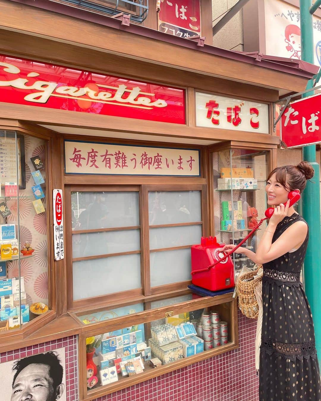 梅野舞さんのインスタグラム写真 - (梅野舞Instagram)「おっはよー💕しもしも📞  昭和レトロ商店街✨✨ 思わず写真を撮りたくなるスポット  今はほぼ見かけることのない ザ・たばこ屋さん  赤電話レトロ〜☎️  今日で8月も☀️ラスト👏  夏が終わるね🏖 まだまだ暑い日が続きますが 体調崩さないようにしましょうね♡♡  毎日楽しくハッピーに♬  #おはよう#レトロ喫茶 #商店街#昭和レトロ#街並み#たばこ屋さん#赤電話#ダイヤル電話#夏の思い出#西武園ゆうえんち #instagram#instagood#instagramjapan」8月31日 8時51分 - mai.umeno