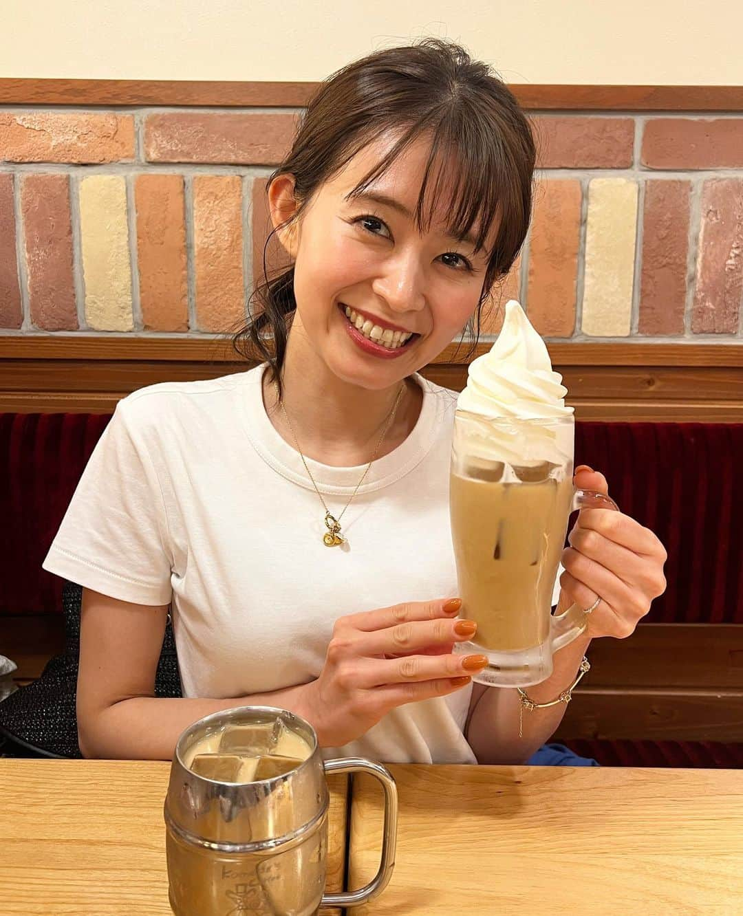 大家彩香さんのインスタグラム写真 - (大家彩香Instagram)「8月も今日でおしまいですが まだまだあつーい！☀️  そんな時は ソフトクリームですよね😍❤️  みなさん、よい1日を🩷  #stv #札幌テレビ #大家彩香 #女子アナ #どさんこワイド朝 #ソフトクリーム #私服コーデ」8月31日 9時02分 - ayaka_oie_official