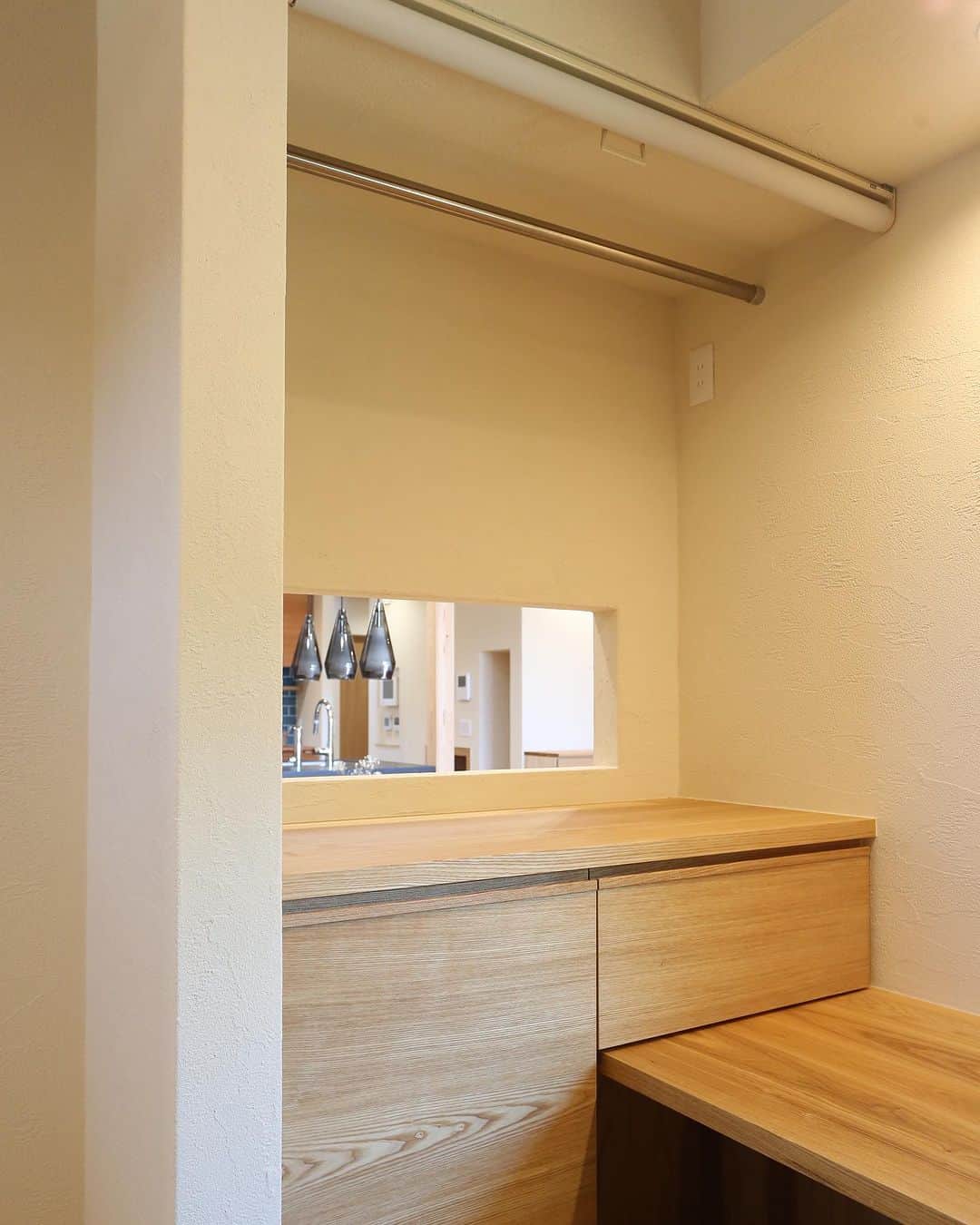 安成工務店さんのインスタグラム写真 - (安成工務店Instagram)「ダイニング横に設けた小さな畳の書斎スペース。書棚やデスクを造作してデッドスペースをゼロに。小窓からご家族のいるダイニングとも繋がります。  more photos…@yasunari_komuten  ...............  💡暮らしの中の“ちょっといいな”を集めました @yasunari_life  💡安成工務店がご提案する家具ショップ @ecoshop_com  ...............  #書斎 #小さな書斎 #畳の書斎 #書斎インテリア #安成工務店 #yasunari #工務店 #注文住宅 #住宅 #木の家 #木造 #一戸建て #新築 #マイホーム #省エネ住宅 #エネルギー自給 #自然素材 #OMソーラー #家 #無垢材 #山口県 #福岡県 #季節を楽しむ #津江杉 #珪藻土 #輪掛乾燥材 #家造り #和モダン #カッコイイ家 #家づくり記録」8月31日 8時56分 - yasunari_komuten