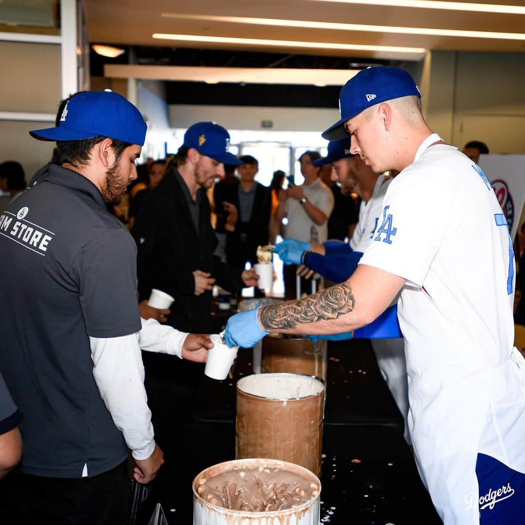 Los Angeles Dodgersさんのインスタグラム写真 - (Los Angeles DodgersInstagram)「Special guests for first place cream. 🥹 Thank you to the guys for stopping by to serve ice cream to the front office employees!」8月31日 8時59分 - dodgers