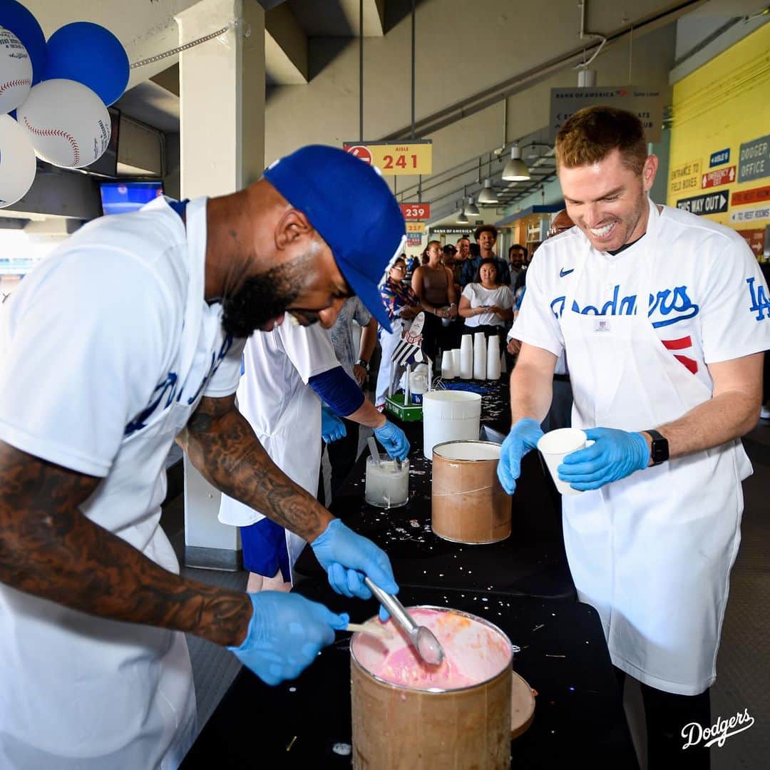 Los Angeles Dodgersさんのインスタグラム写真 - (Los Angeles DodgersInstagram)「Special guests for first place cream. 🥹 Thank you to the guys for stopping by to serve ice cream to the front office employees!」8月31日 8時59分 - dodgers
