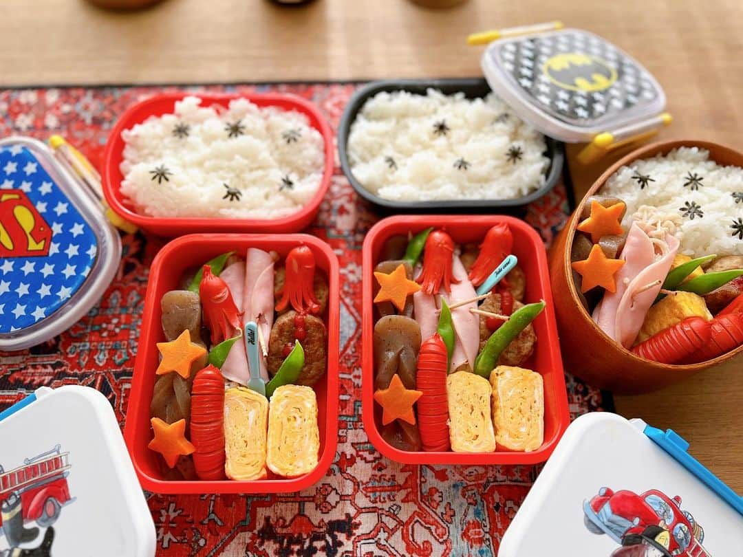 ranranのインスタグラム：「今日も給食なしの為お弁当  昨日のお弁当  足りなかった〜  って帰ってきたので  今日は別容器にフルーツ入れました☺️  中学になったらお弁当だから もっと大きなお弁当箱がいるなぁ  やっぱり2段？！  食費が恐ろしい(((*>д<*)))  #お弁当#obentobox#lunchbox#昼ごはん#双子弁当#旦那弁当##暮らし#お弁当記録#おべんとう記録#暮らしを愉しむ#日々の記録#小学生弁当」