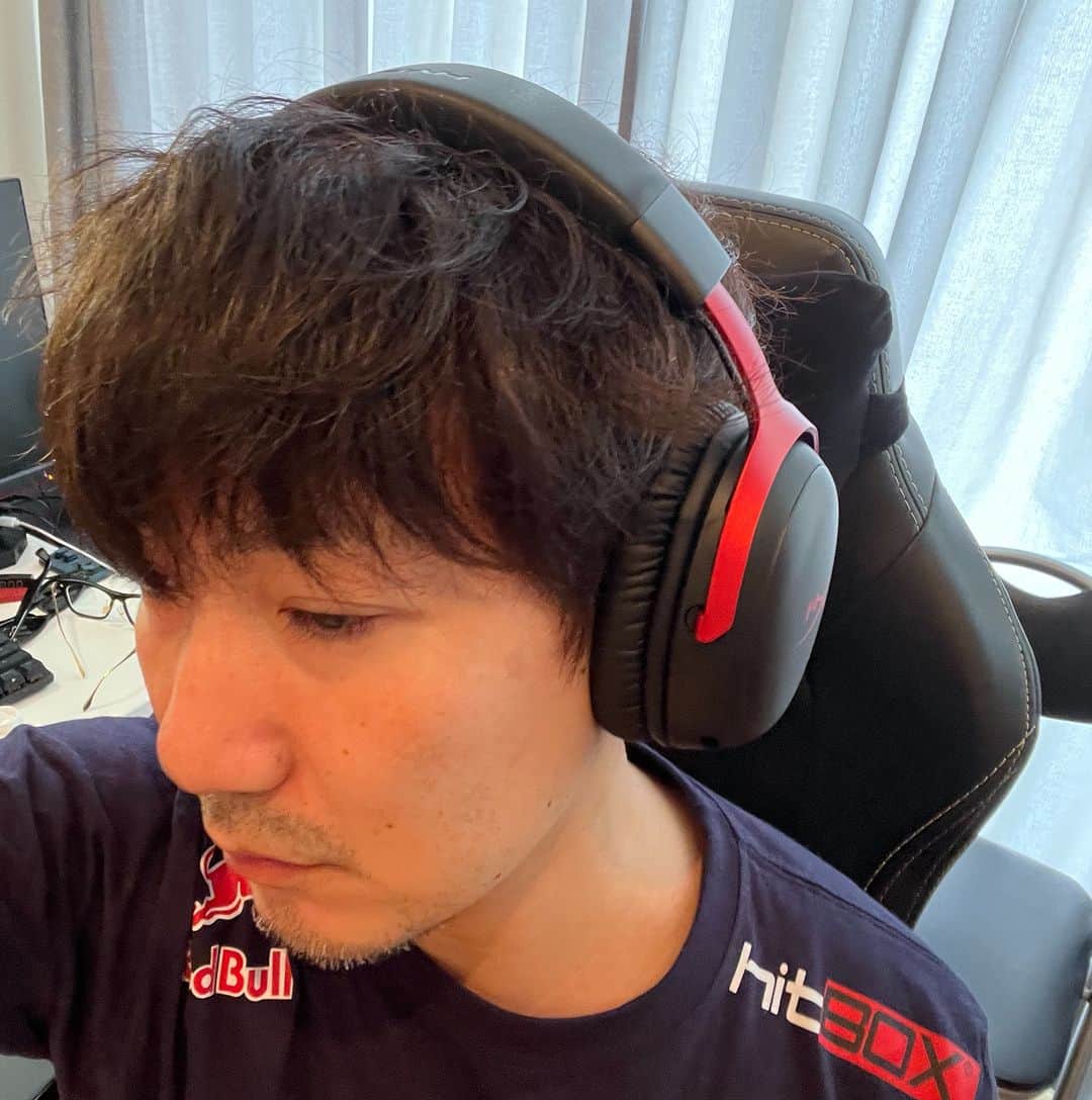 梅原大吾のインスタグラム：「HyperXの最新型ヘッドセット「Cloud III」のワイヤレス版、予約販売中！ 2.4GHz接続使用、1回の充電でなんと最大120時間も持つそうです。 9月11日発売です。 Pre-orders for the HyperX Cloud III Wireless headset are now live in Japan!   🛍 https://hyperx.gg/45bt2SJ  #Sponsored HyperX  #120時間ゲーム」