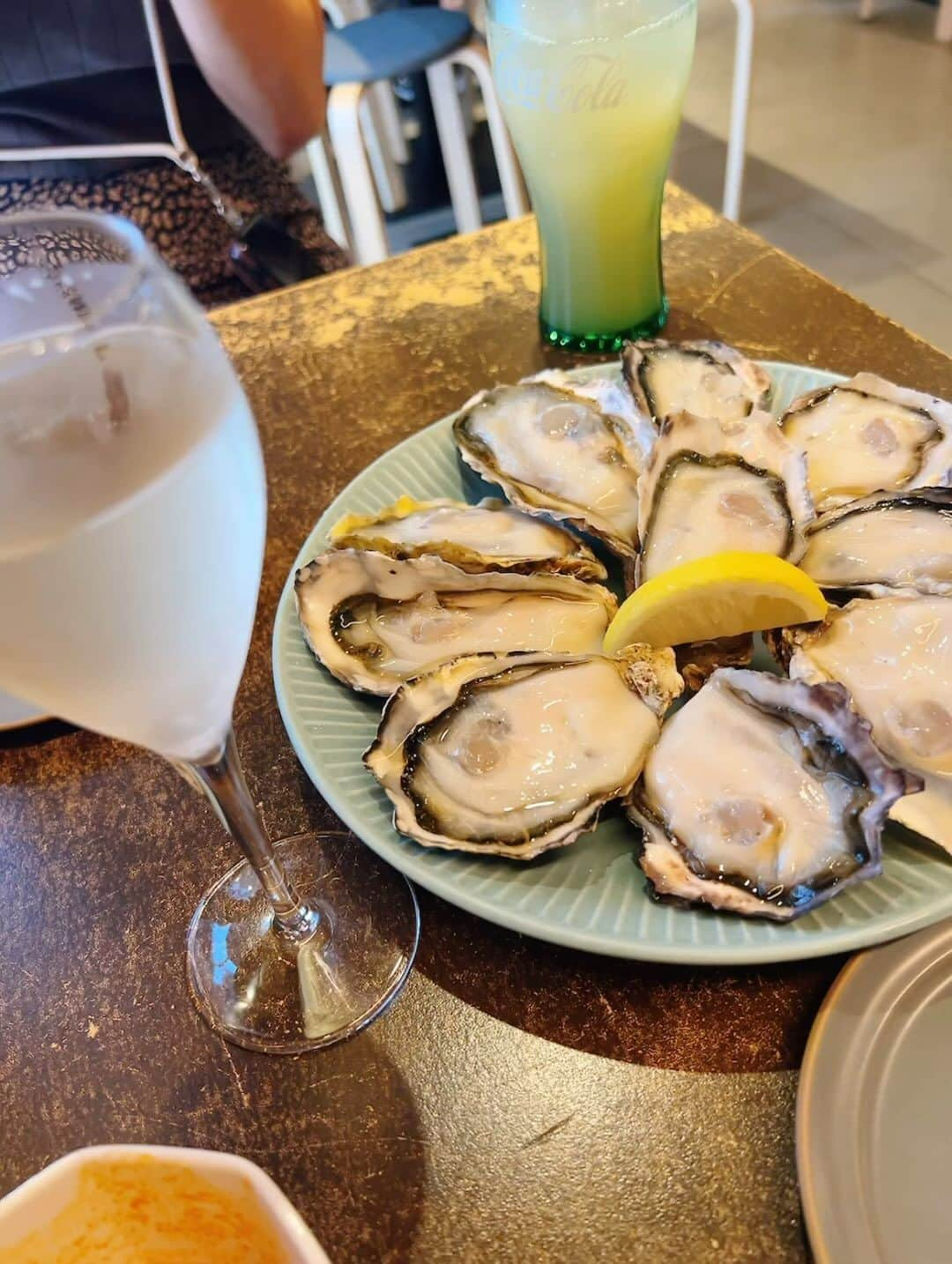 佐藤弥生のインスタグラム：「: I LOVE OYSTERS 🦪💕 I shared the joy with my friend . ・ 15.6個食べた〜🫢  #oysters  #赤坂 #my joy」