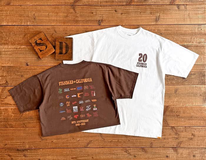 スタンダードカリフォルニアさんのインスタグラム写真 - (スタンダードカリフォルニアInstagram)「20th アニバーサリーアイテムよりSD 20th Anniversary Logo Tが入荷しました‼︎   歴代のシーズンテーマグラフィックを落とし込んだアーカイブ的なアニバーサリーTシャツ。  フロントには20周年アニバーサリーロゴをラバーでプリントし、バックには歴代のシーズンテーマグラフィックをインクジェットでプリントしました。  節目となる20周年だからこそのデザイン。  スタッフを始め、皆様にとっても懐かしさや思い出の詰まったデザインではないでしょうか。  ボディは定番のヘビーウェイト。  安心感のある丈夫さで、型崩れもしにくく、ドライな着心地は癖になりますよ。  SD 20th Anniversary Logo T has just arrived!!  ※Standard California直営店でのご購入に際しましては、お一人様2点までとさせていただきます。  ※平日ではございますが、8/31、9/1の直営店のお電話での通信販売は承っておりません。  通信販売は9/4以降、平日の営業時間内の受付のみとなります。9/4まではOfficial Online Storeをご利用ください。  9/4時点で完売している可能性もございますので、何卒ご理解ご了承のほど宜しくお願い致します。  @standardcalifornia_os  @standardcalifornia_movie   #standardcalifornia  #スタンダードカリフォルニア  #20thanniversary  #anniversary  #anniversarylogot #logotshirt  #tshirt  #tee #tシャツ #ロゴt  #20アニバーサリー  #アニバーサリー  #internationalshipping #overseashipping  #worldshopping  #worldshoppingjp」8月31日 12時00分 - standardcalifornia