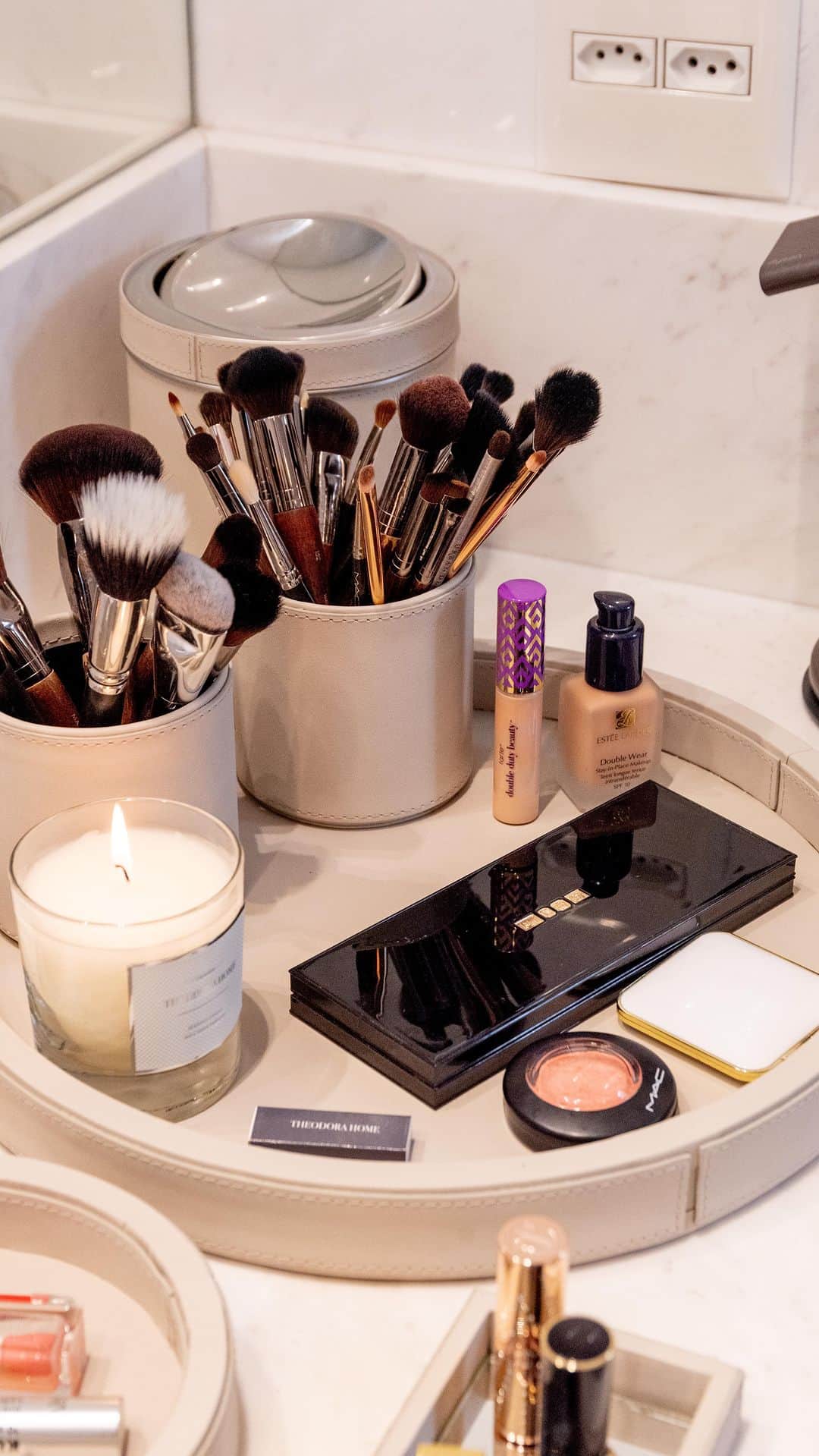 カロリーネ・セリコのインスタグラム：「Make up | 5 passos para o corretivo durar o dia todo!   Você segue algum desses passos?   Hidratante @larocheposaybr  Fixador @charlottetilbury  Base @diorbeauty @esteelauder  Corretivo @tartecosmetics   #CaCelicoBeauty」